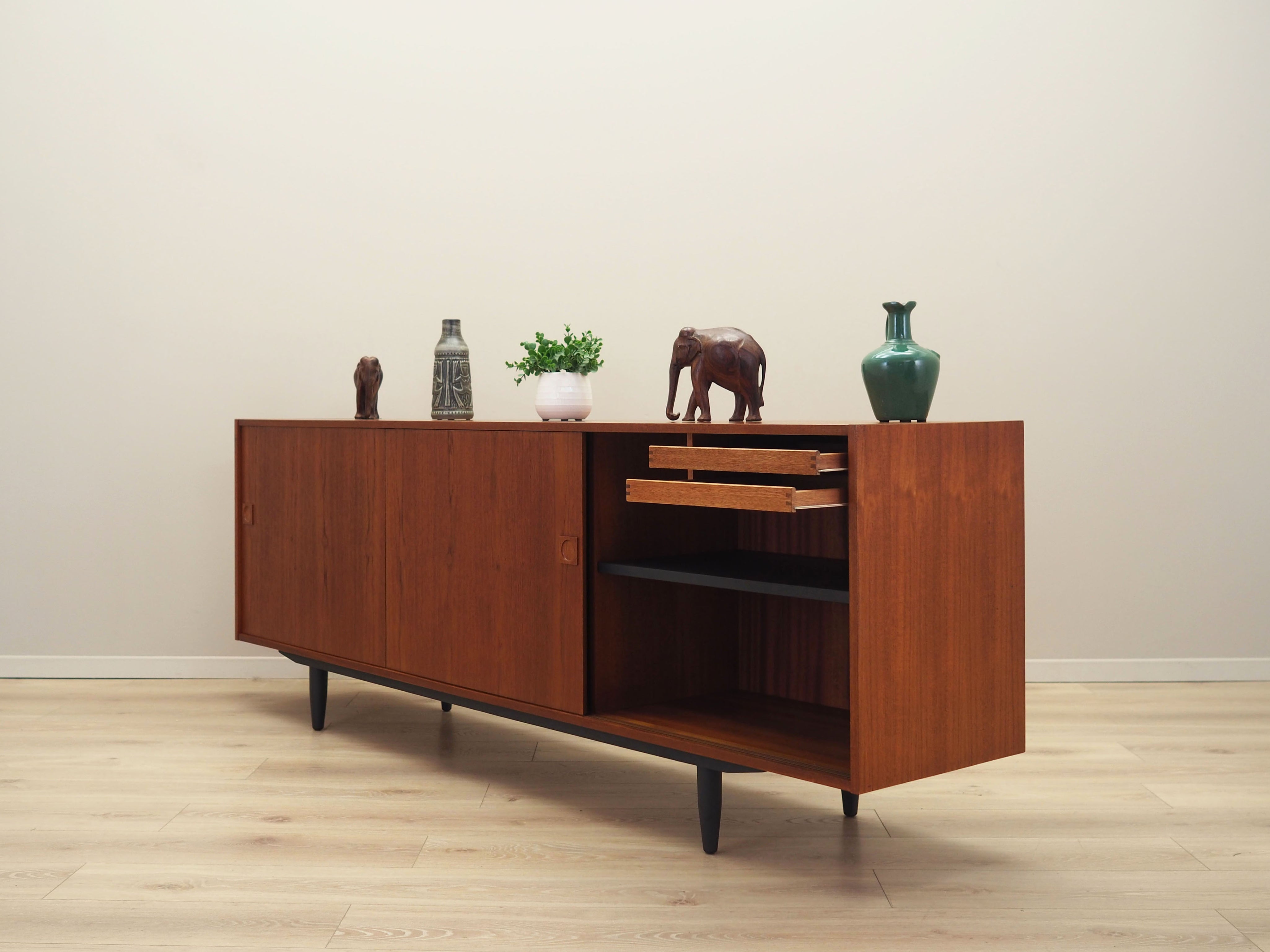 Teak_sideboard,_Danish_design,_1970s,_production:_Denmark