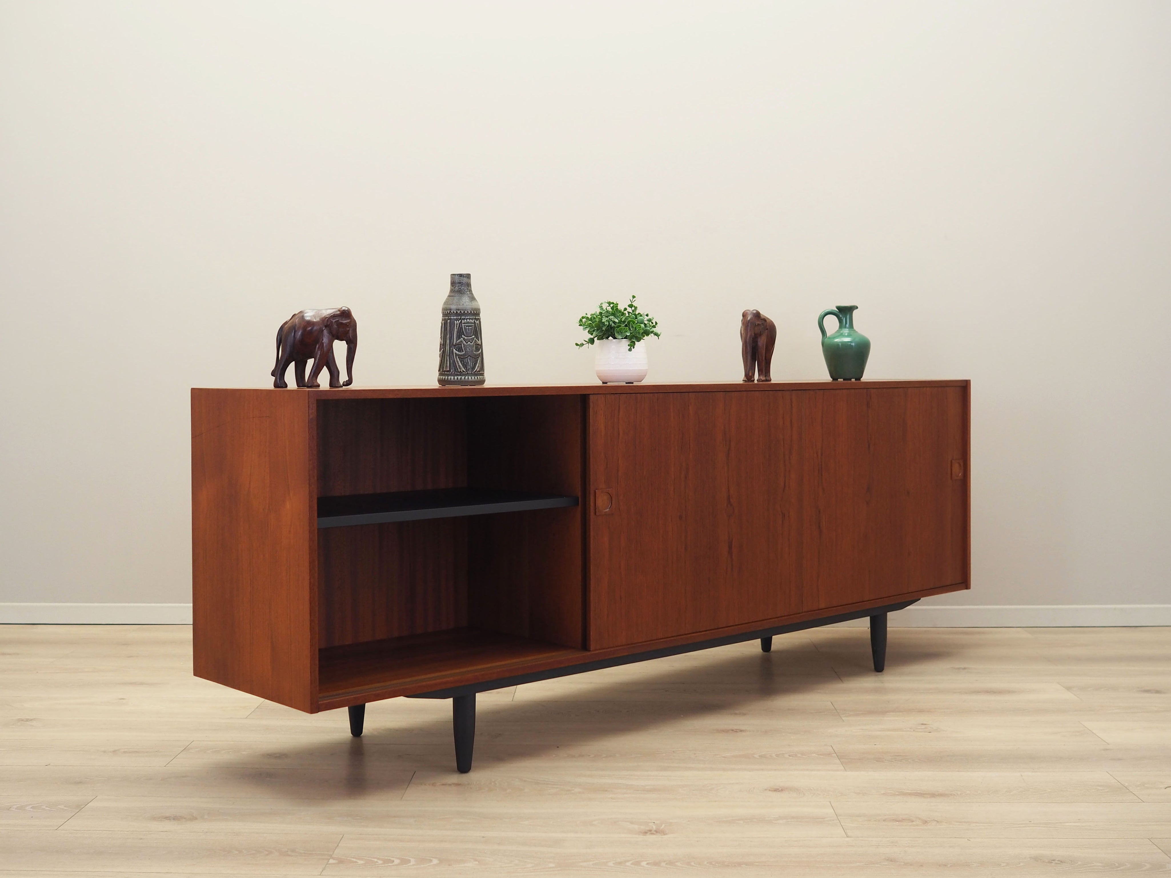 Teak_sideboard,_Danish_design,_1970s,_production:_Denmark
