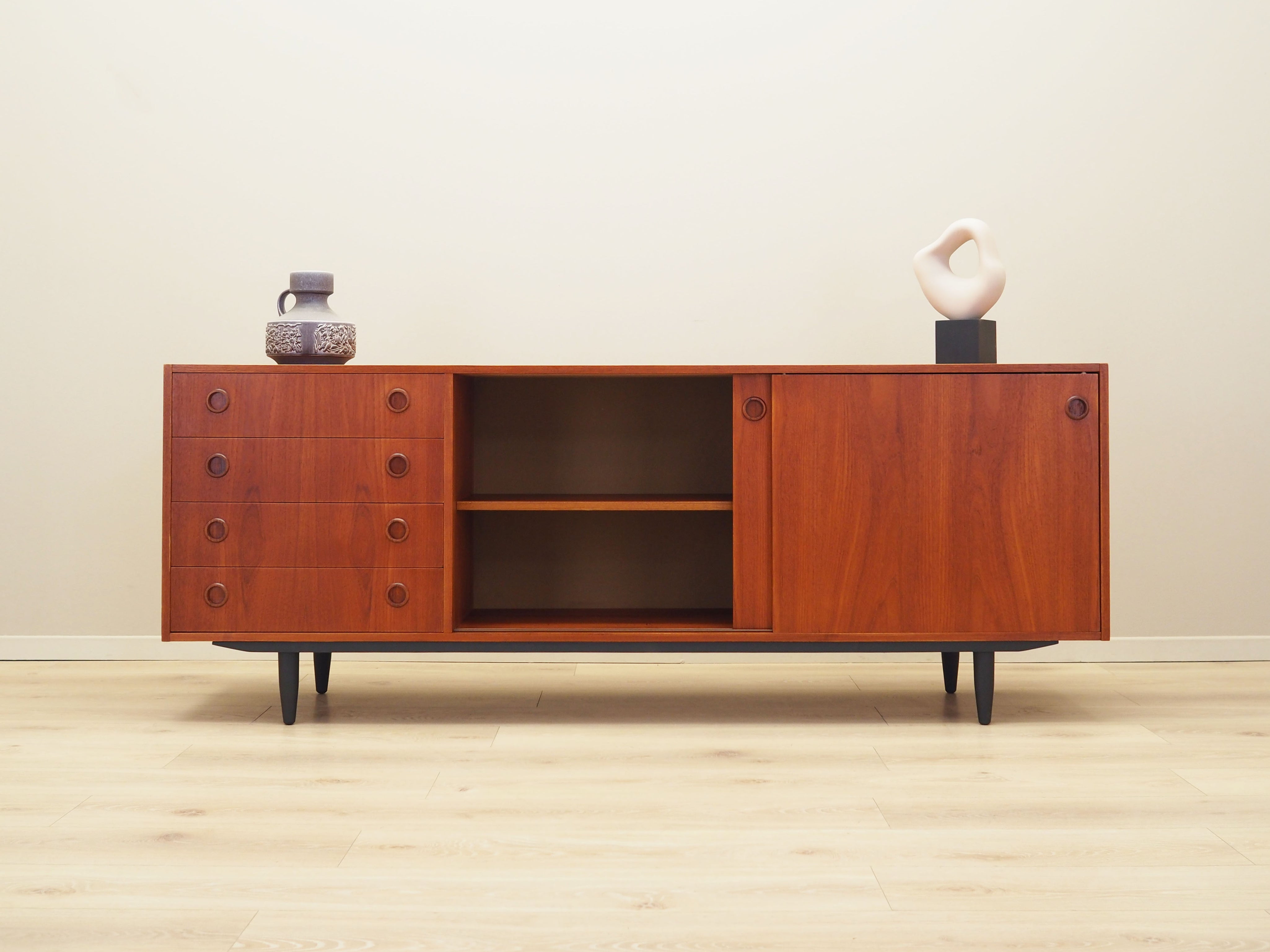 Teak_sideboard,_Danish_design,_1970s,_production:_Denmark