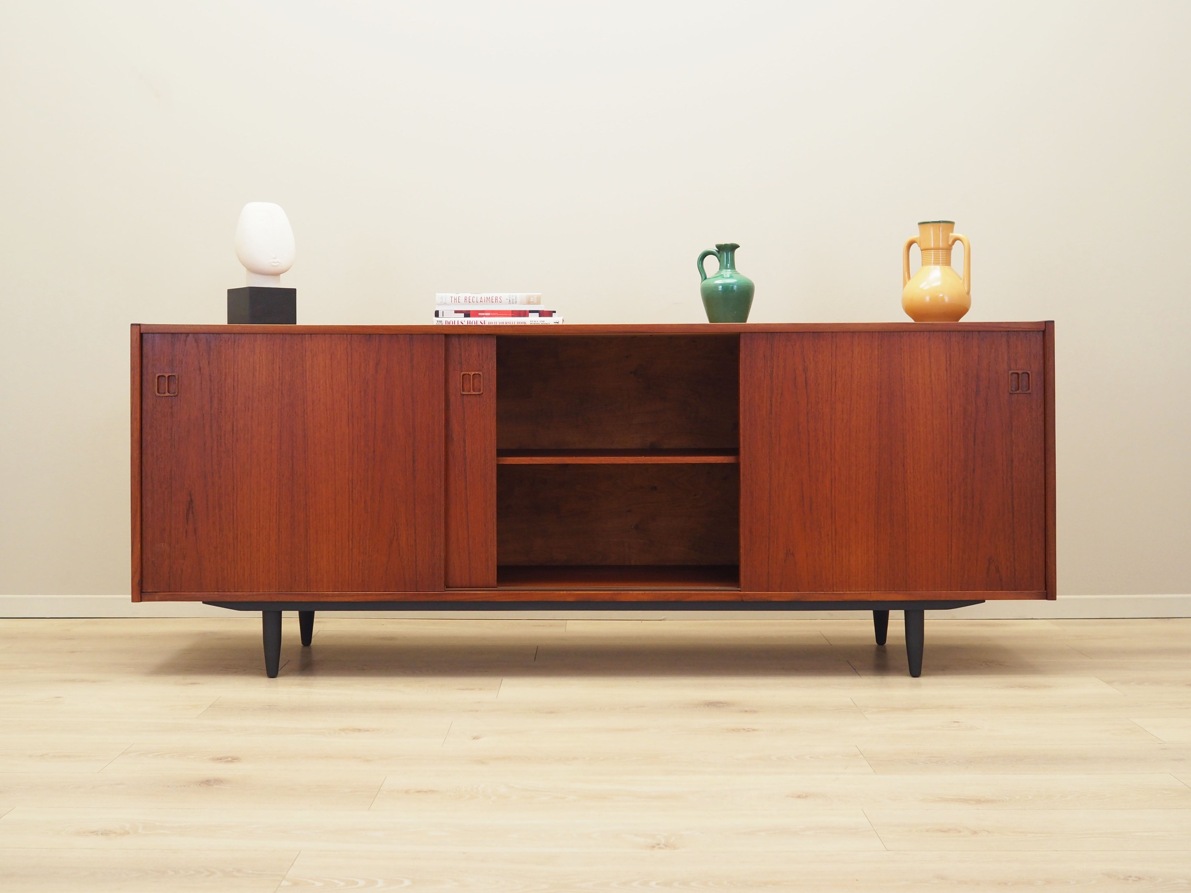 Teak_sideboard,_Danish_design,_1970s,_production:_Denmark