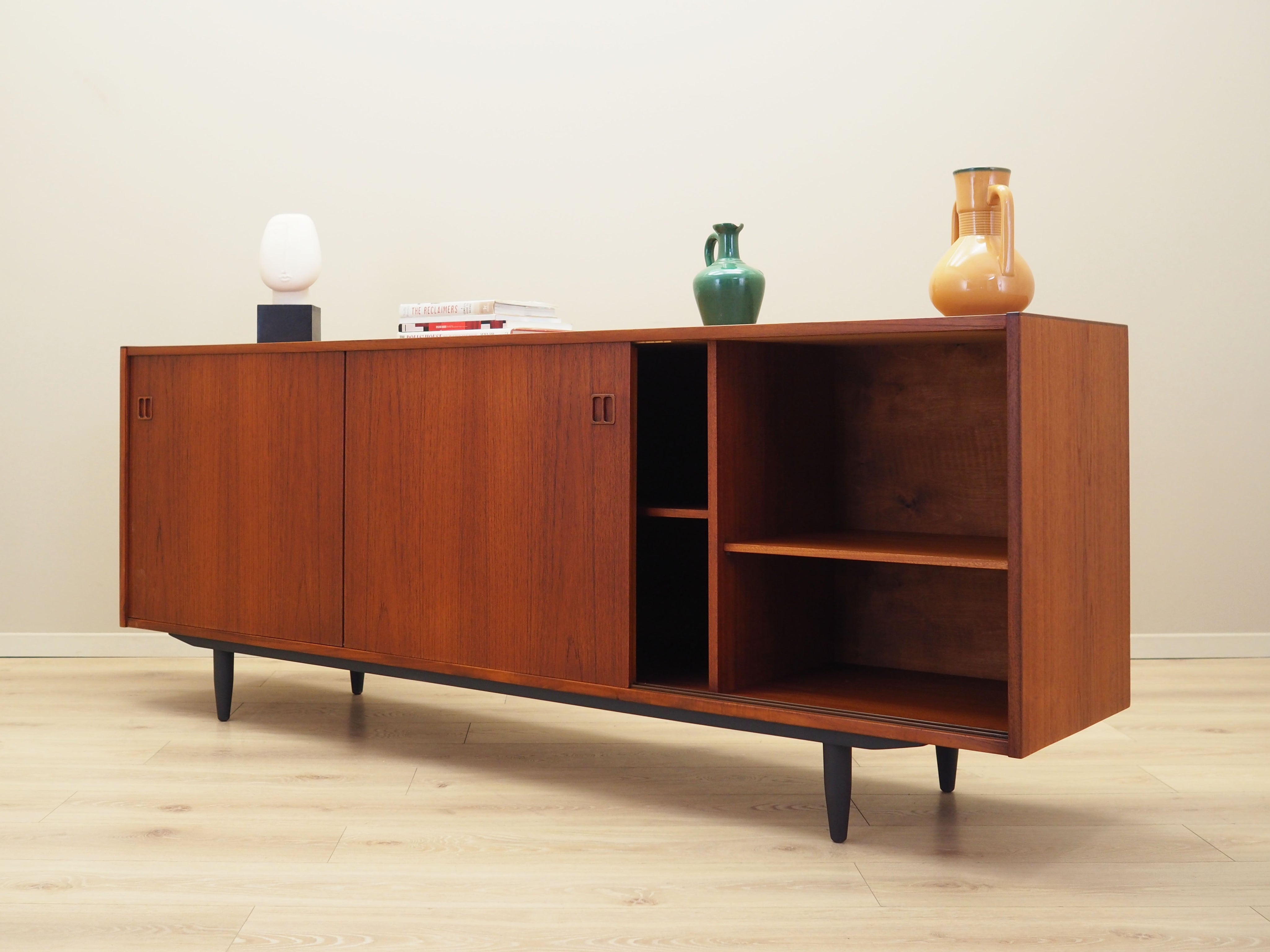 Teak_sideboard,_Danish_design,_1970s,_production:_Denmark