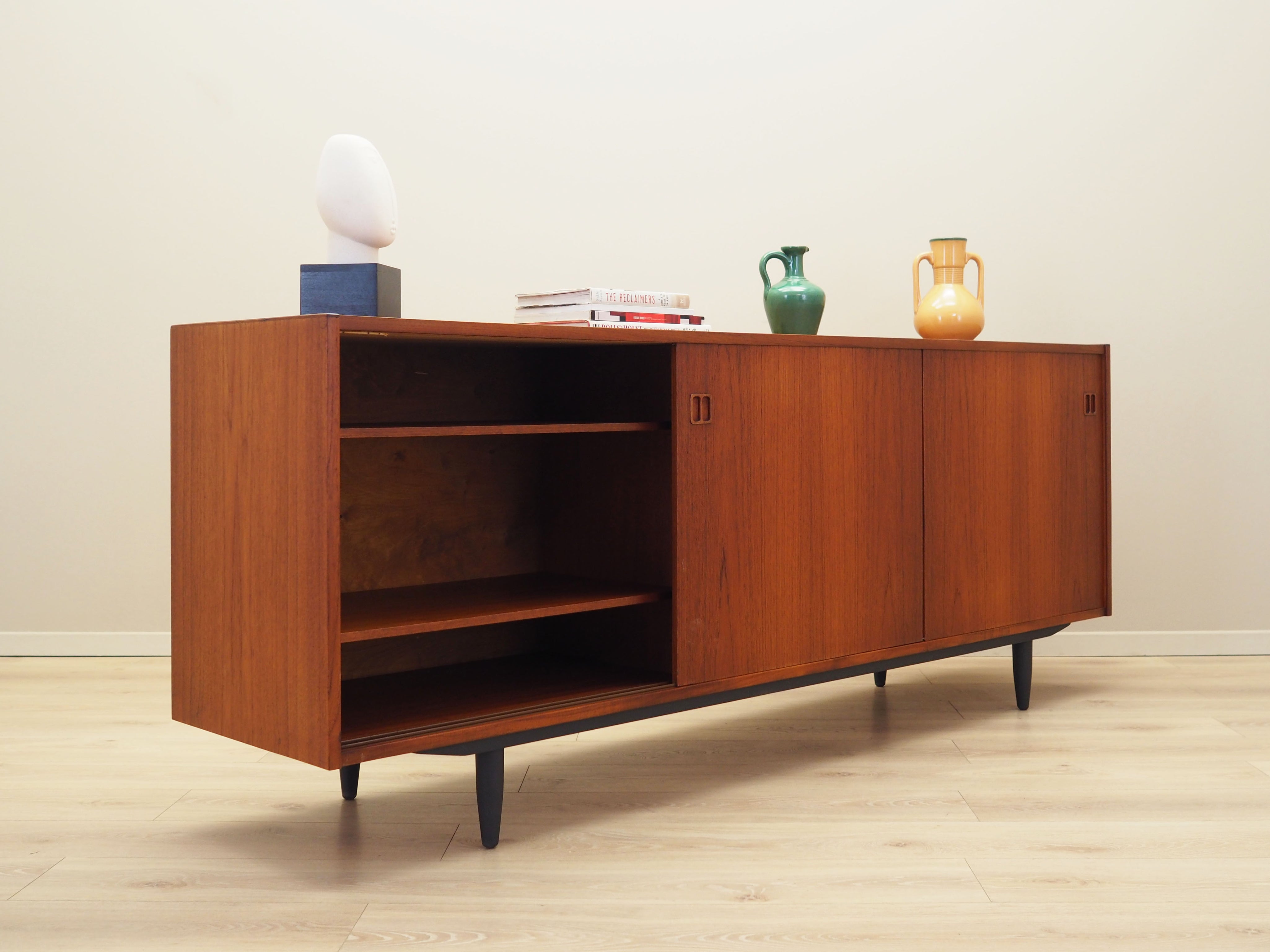 Teak_sideboard,_Danish_design,_1970s,_production:_Denmark
