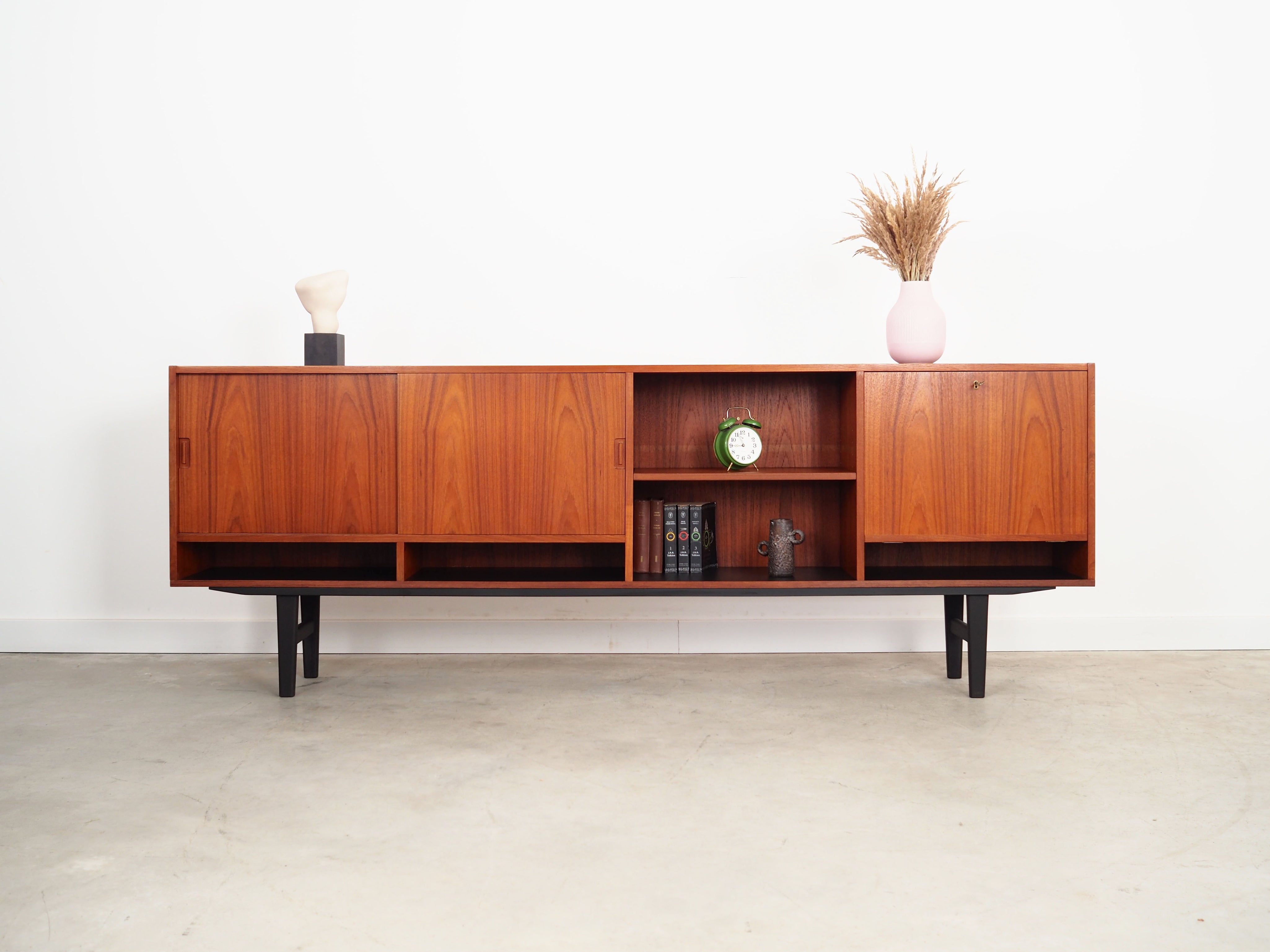 Teak_sideboard,_Danish_design,_1970s,_production:_Denmark