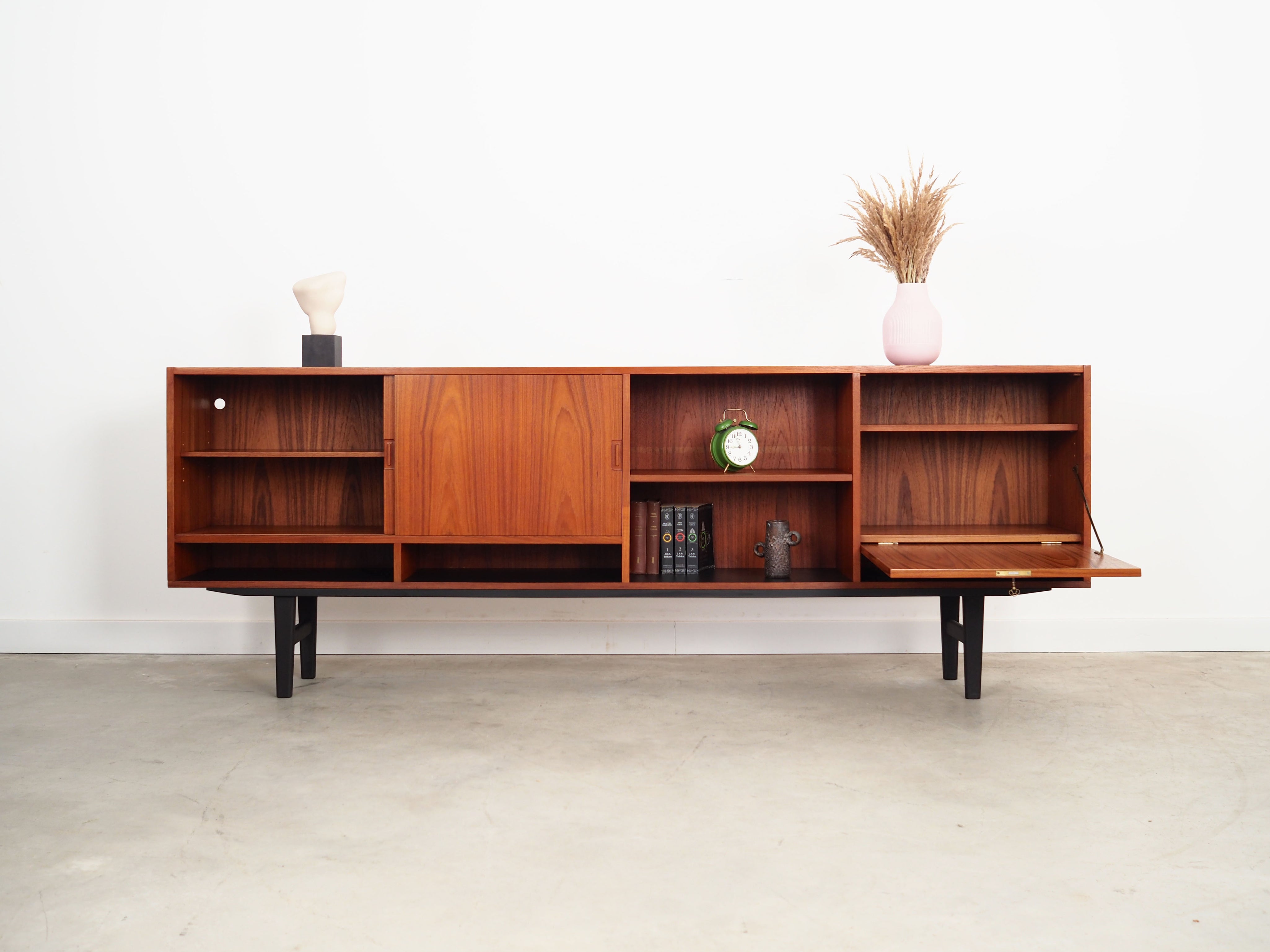Teak_sideboard,_Danish_design,_1970s,_production:_Denmark