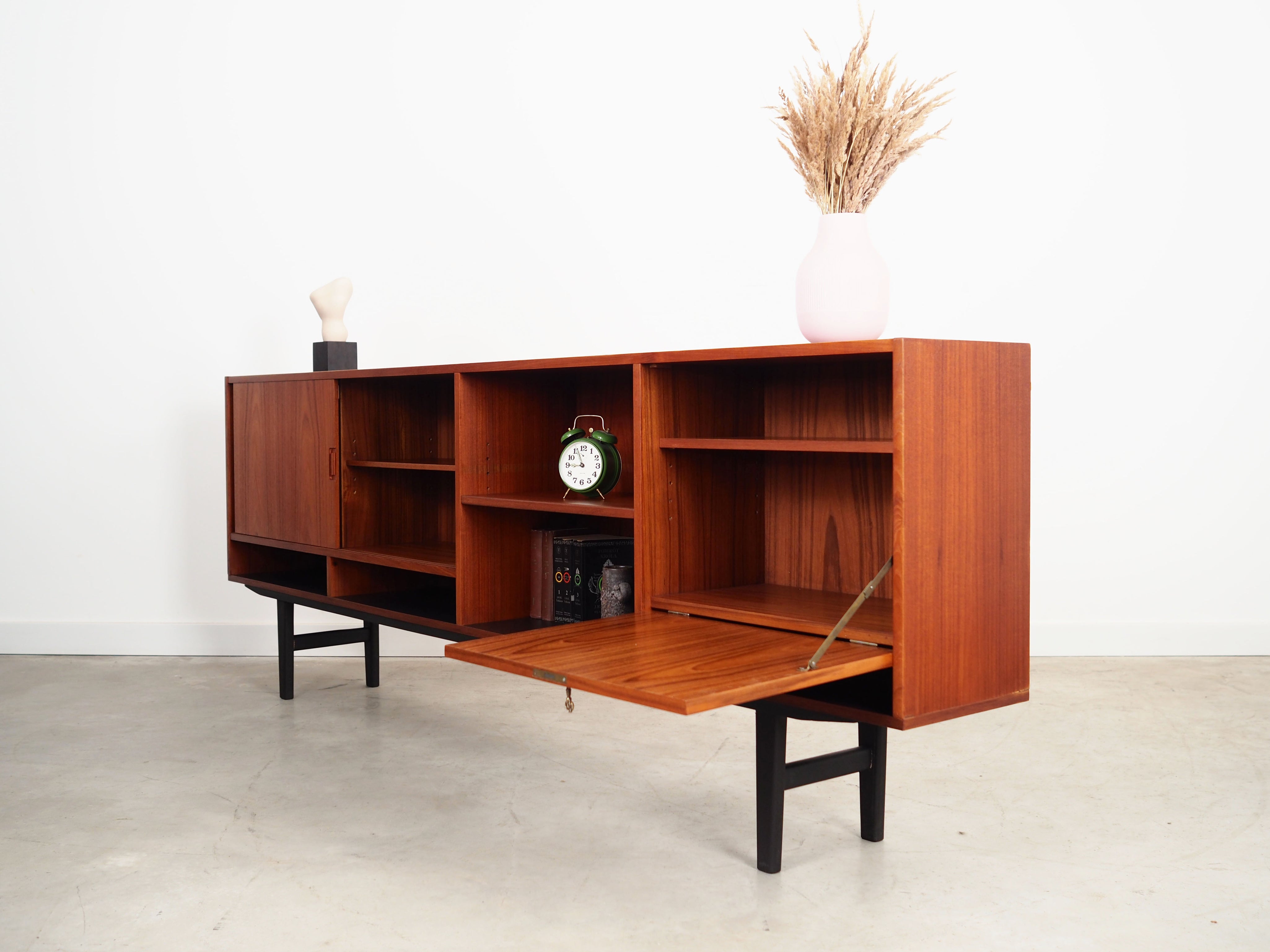 Teak_sideboard,_Danish_design,_1970s,_production:_Denmark