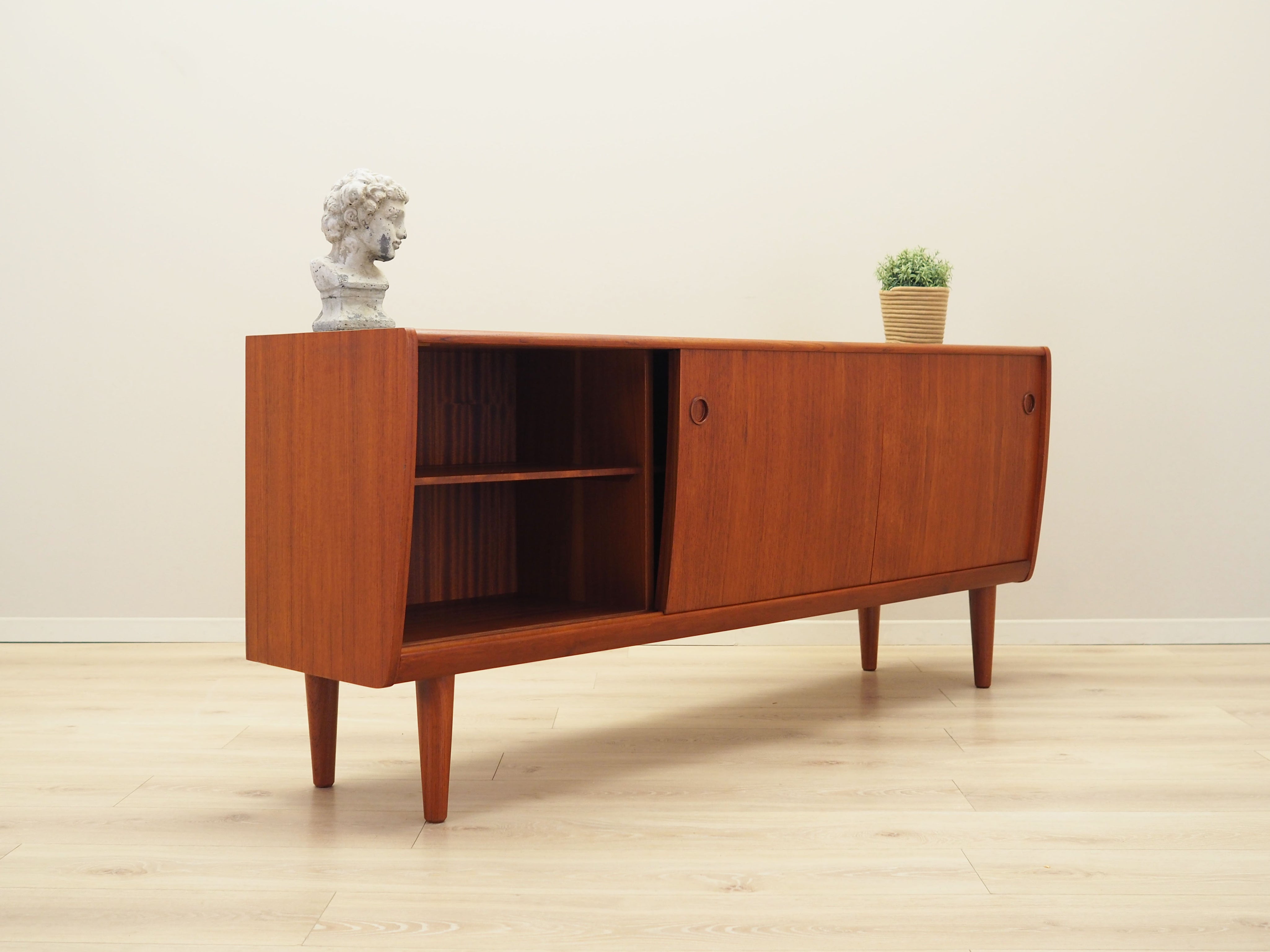 Teak_sideboard,_Danish_design,_1970s,_production:_Denmark