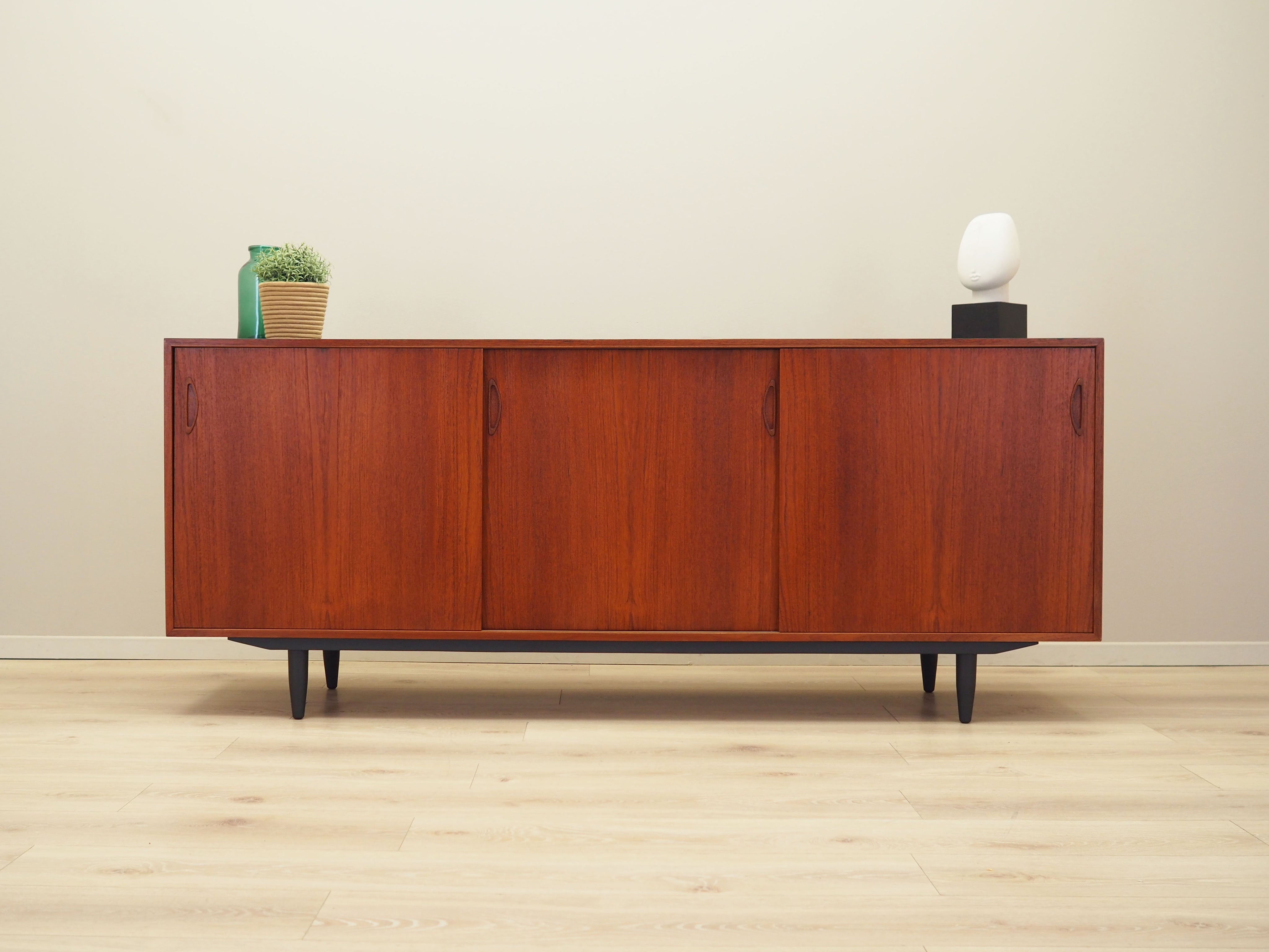 Teak_sideboard,_Danish_design,_1970s,_production:_Denmark
