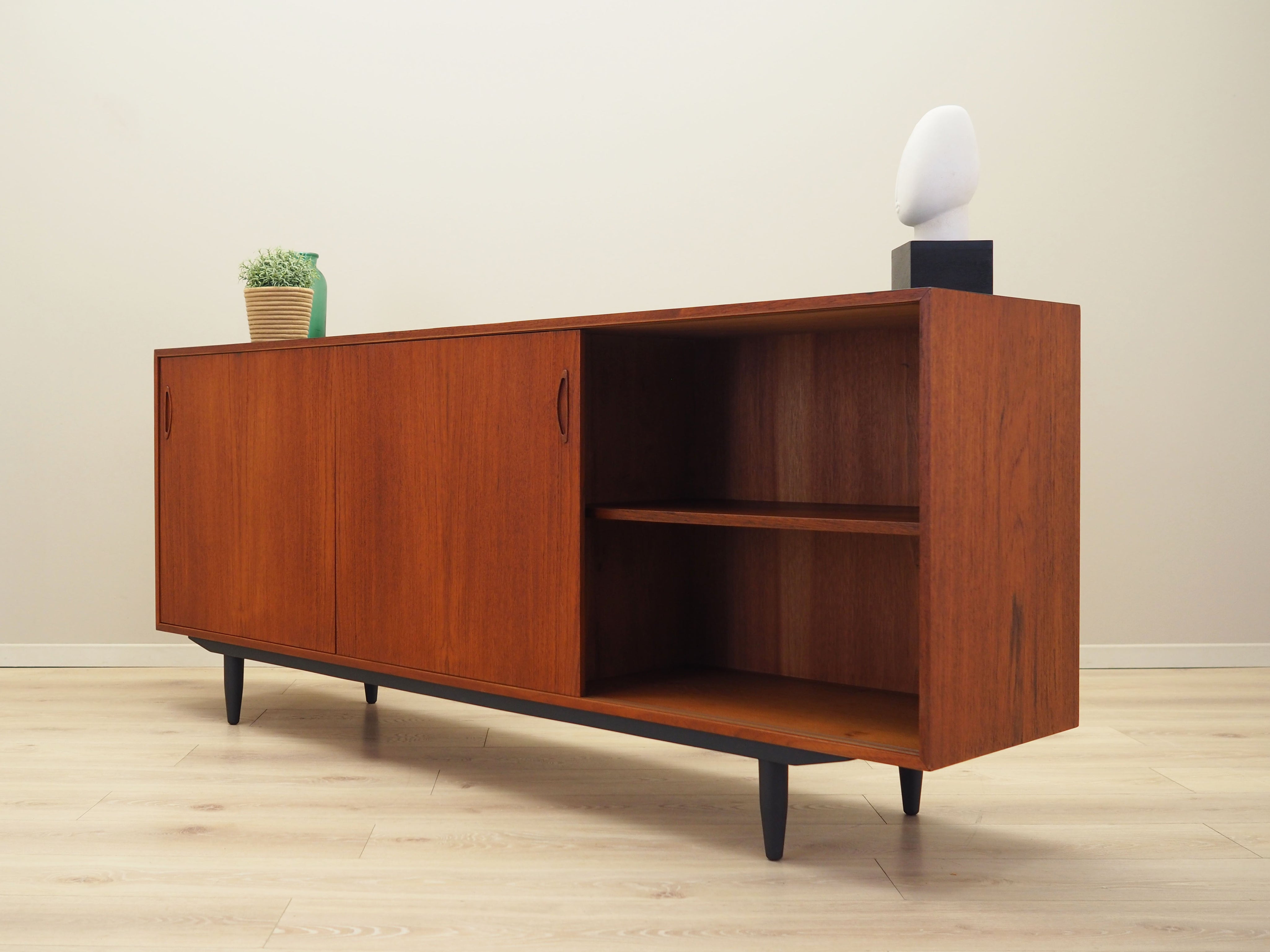 Teak_sideboard,_Danish_design,_1970s,_production:_Denmark