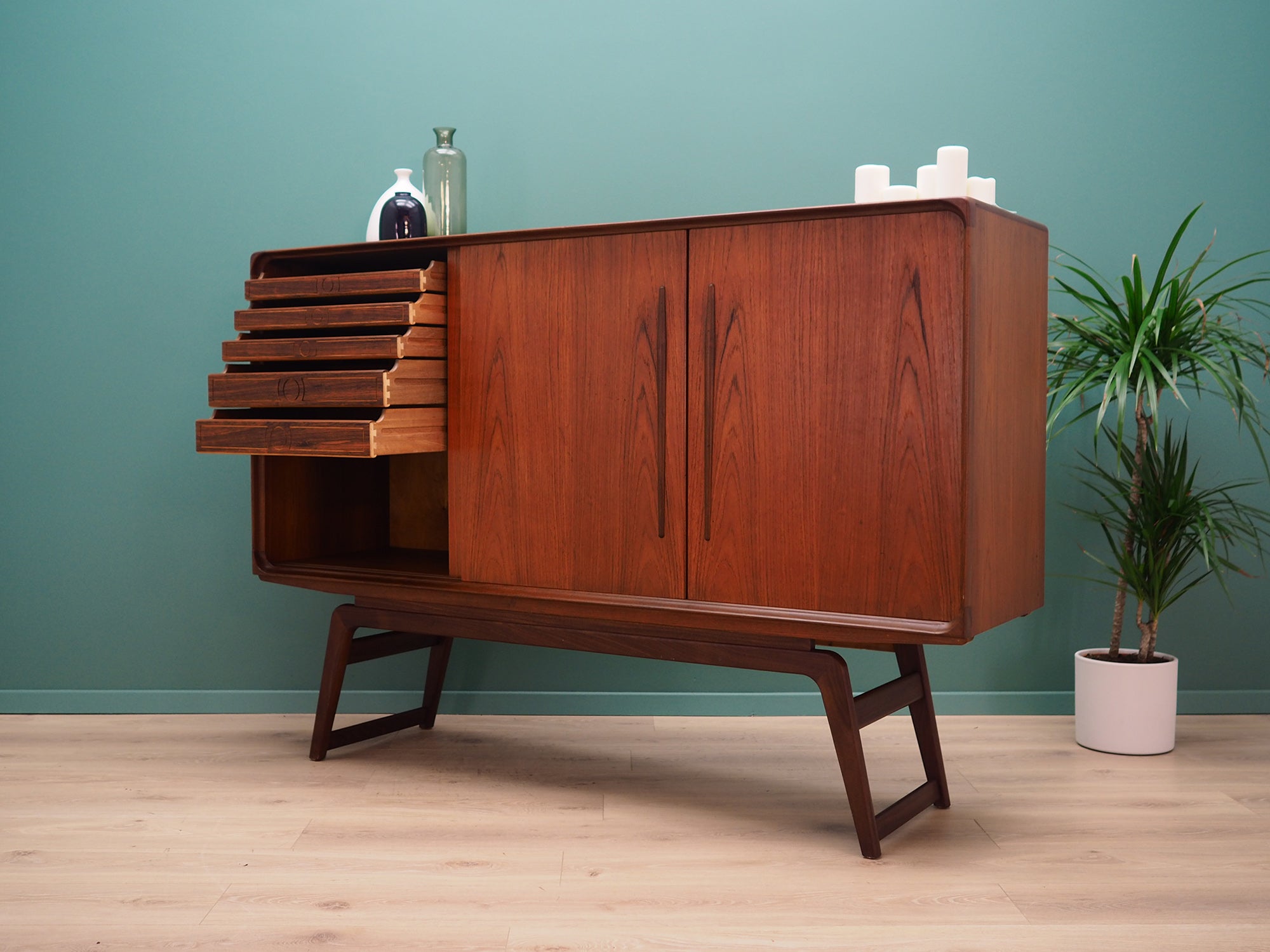 Teak_highboard,_Danish_design,_1960s,_production:_Denmark