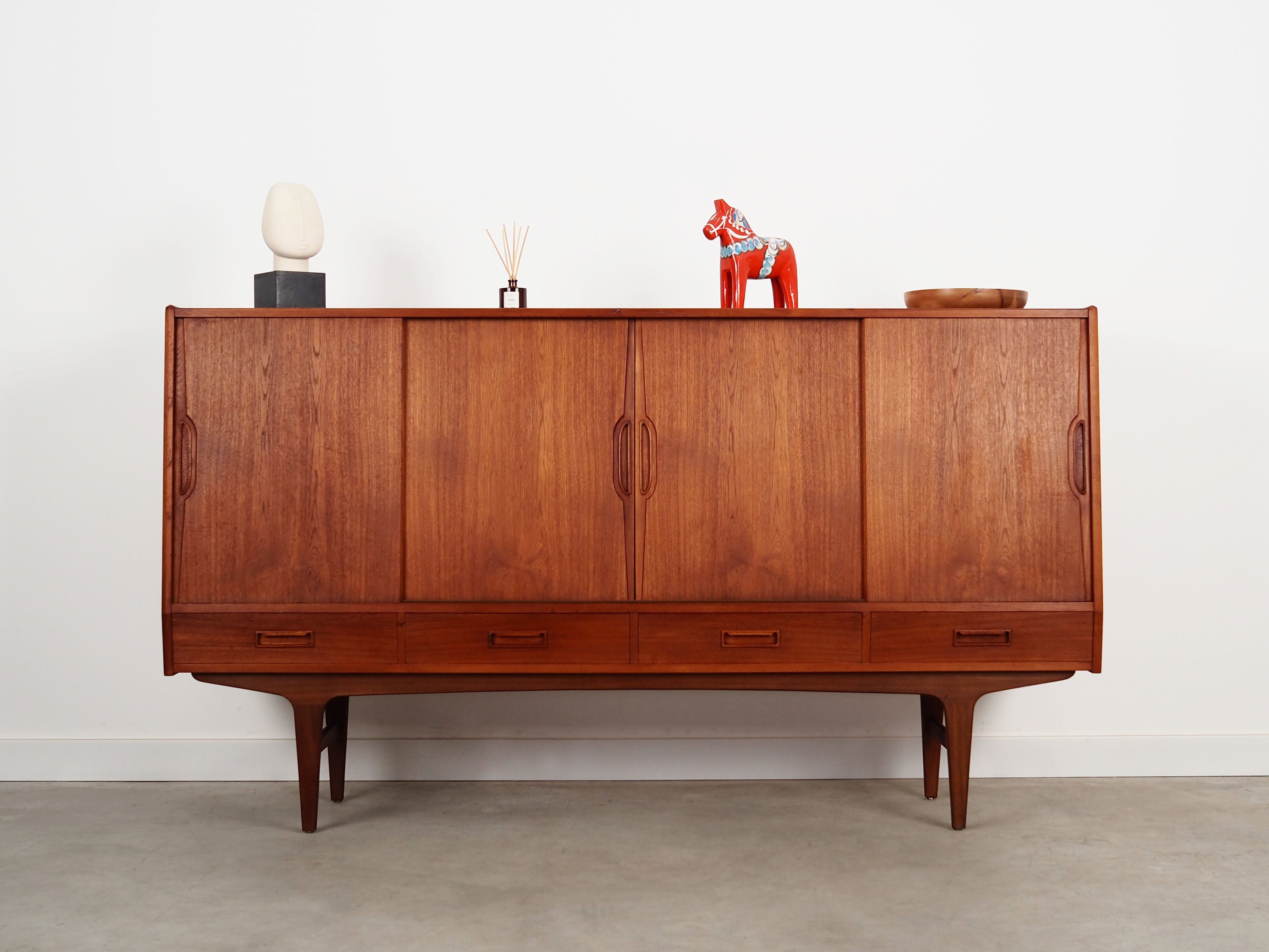 Teak_highboard,_Danish_design,_1970s,_manufactured_by_Børge_Dam