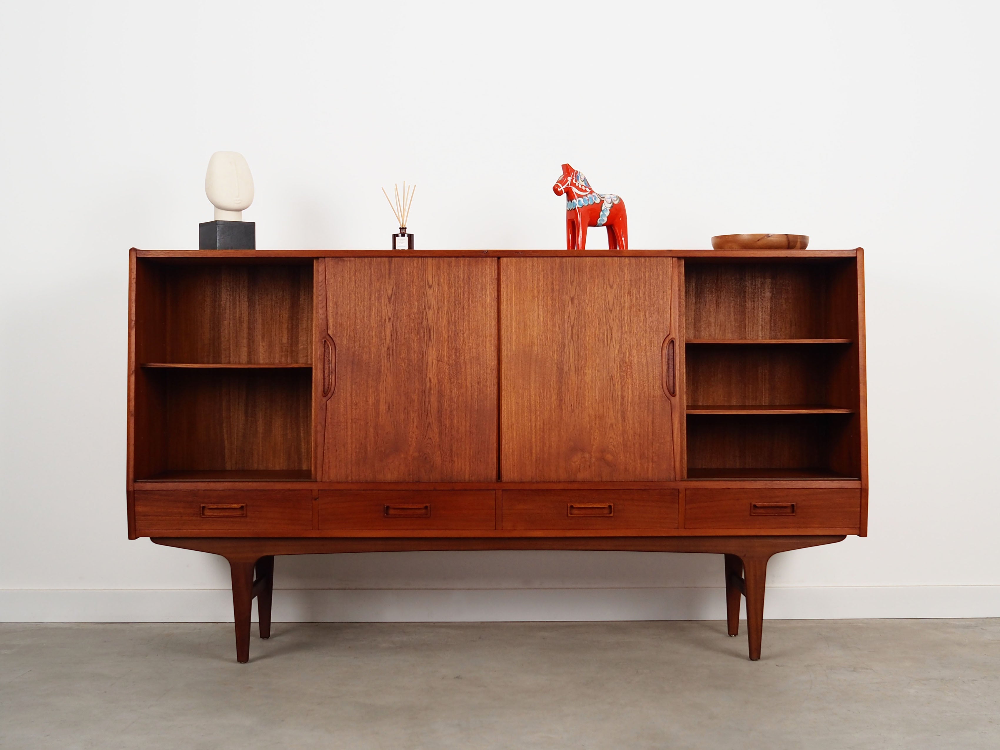 Teak_highboard,_Danish_design,_1970s,_manufactured_by_Børge_Dam