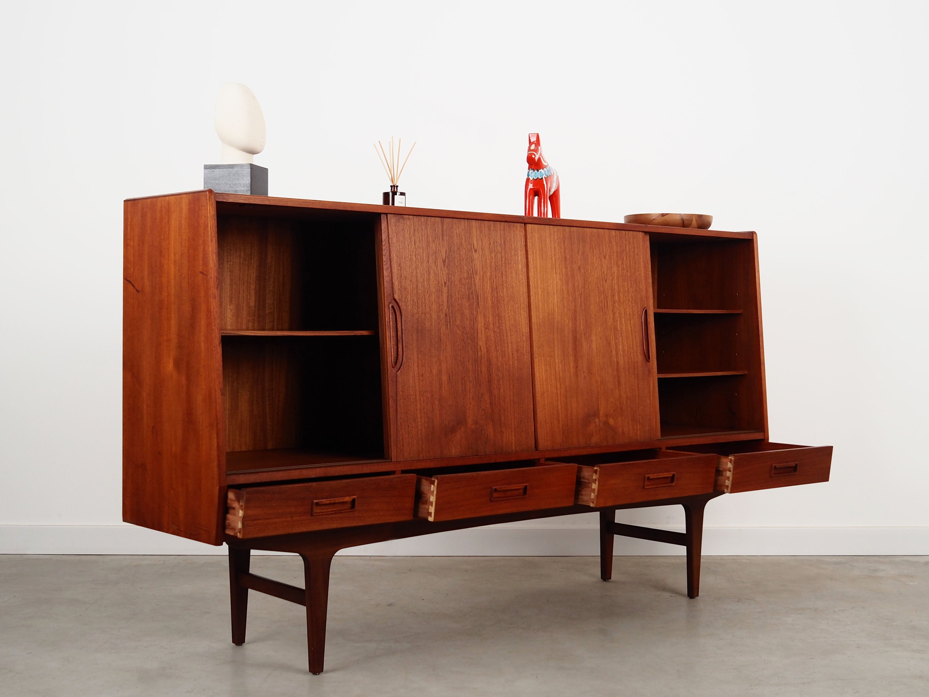 Teak_highboard,_Danish_design,_1970s,_manufactured_by_Børge_Dam