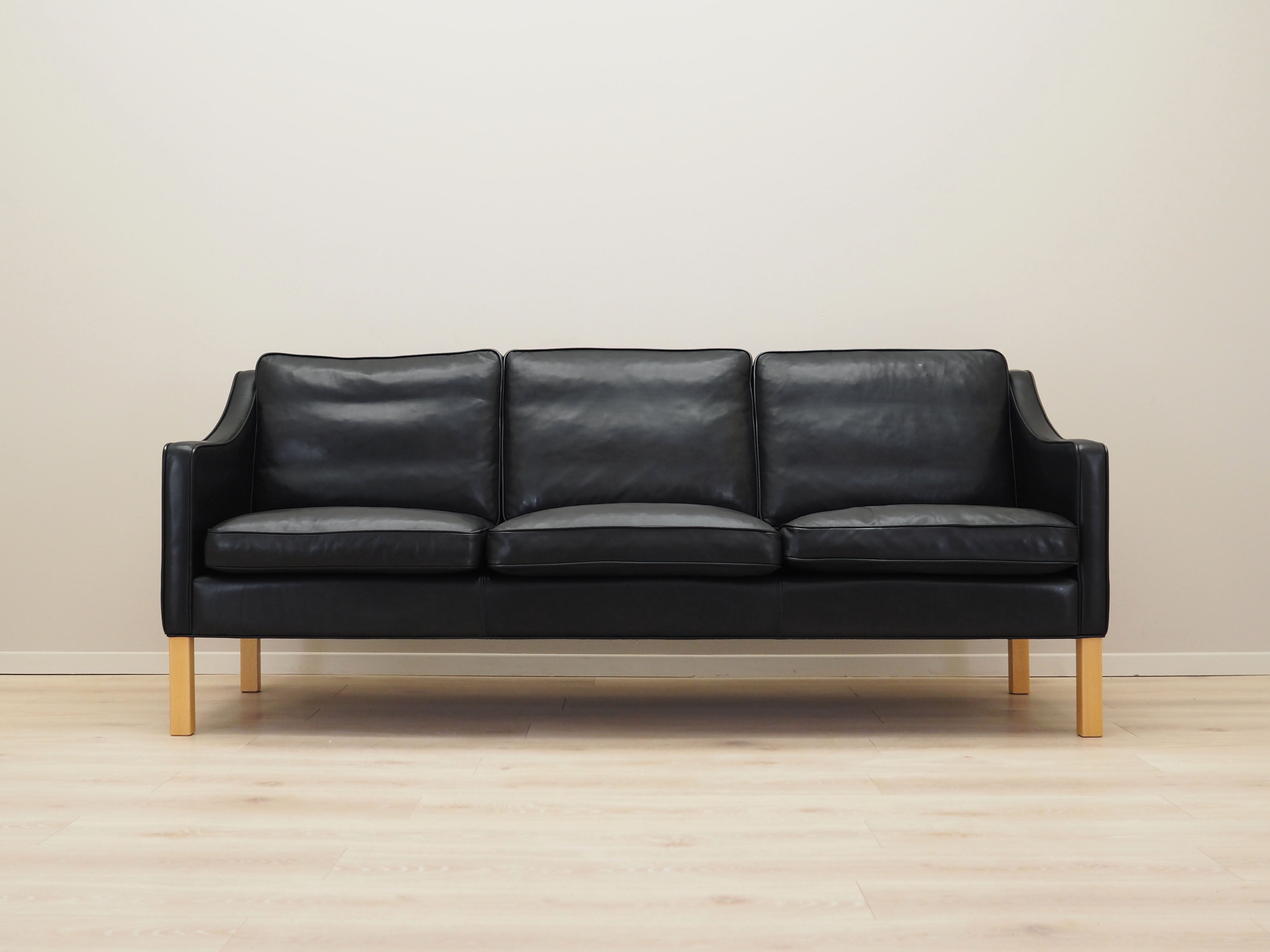 Black_leather_sofa,_Danish_design,_1970s,_manufacture:_Hurup_Møbelfabrik