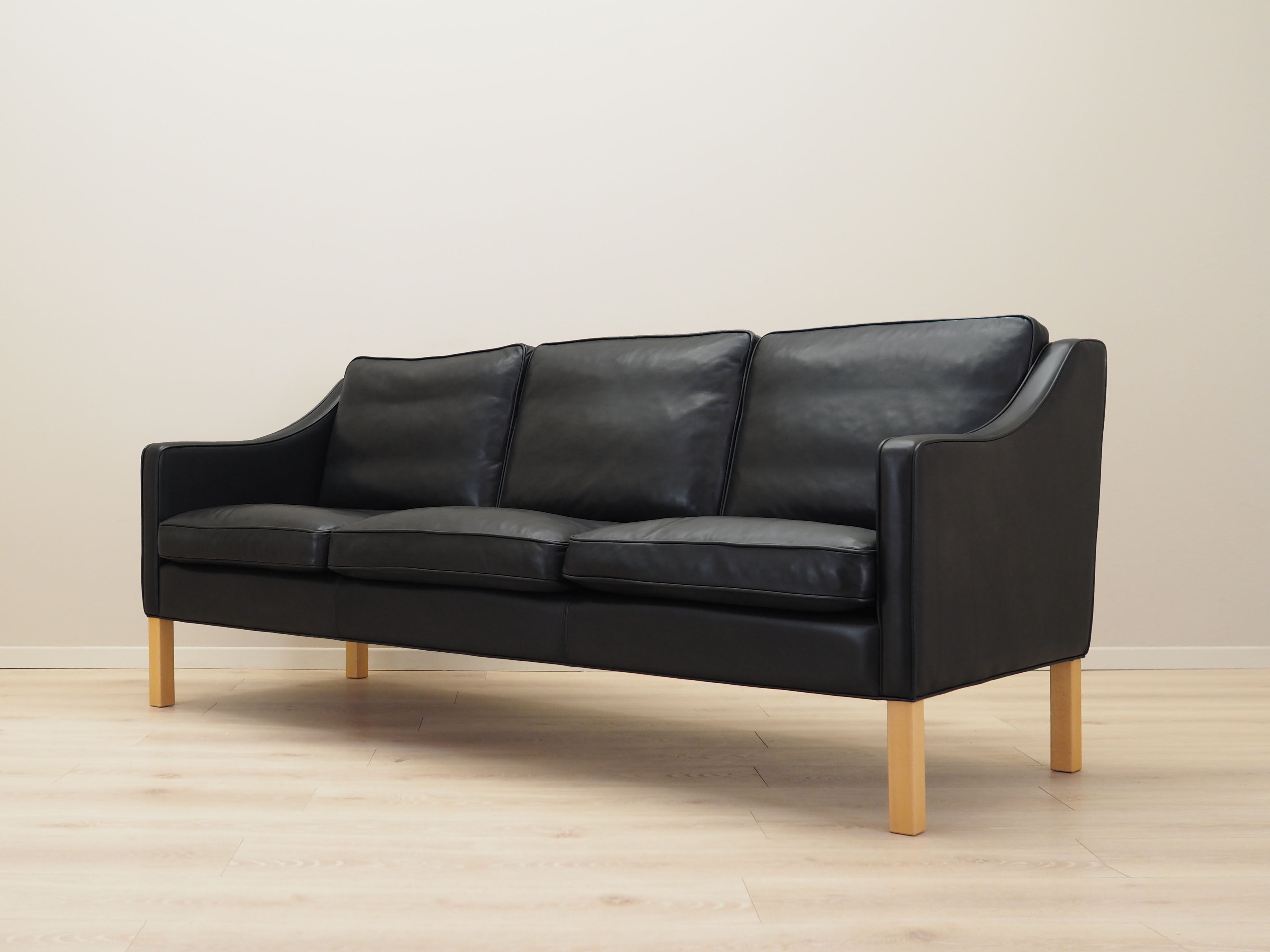 Black_leather_sofa,_Danish_design,_1970s,_manufacture:_Hurup_Møbelfabrik