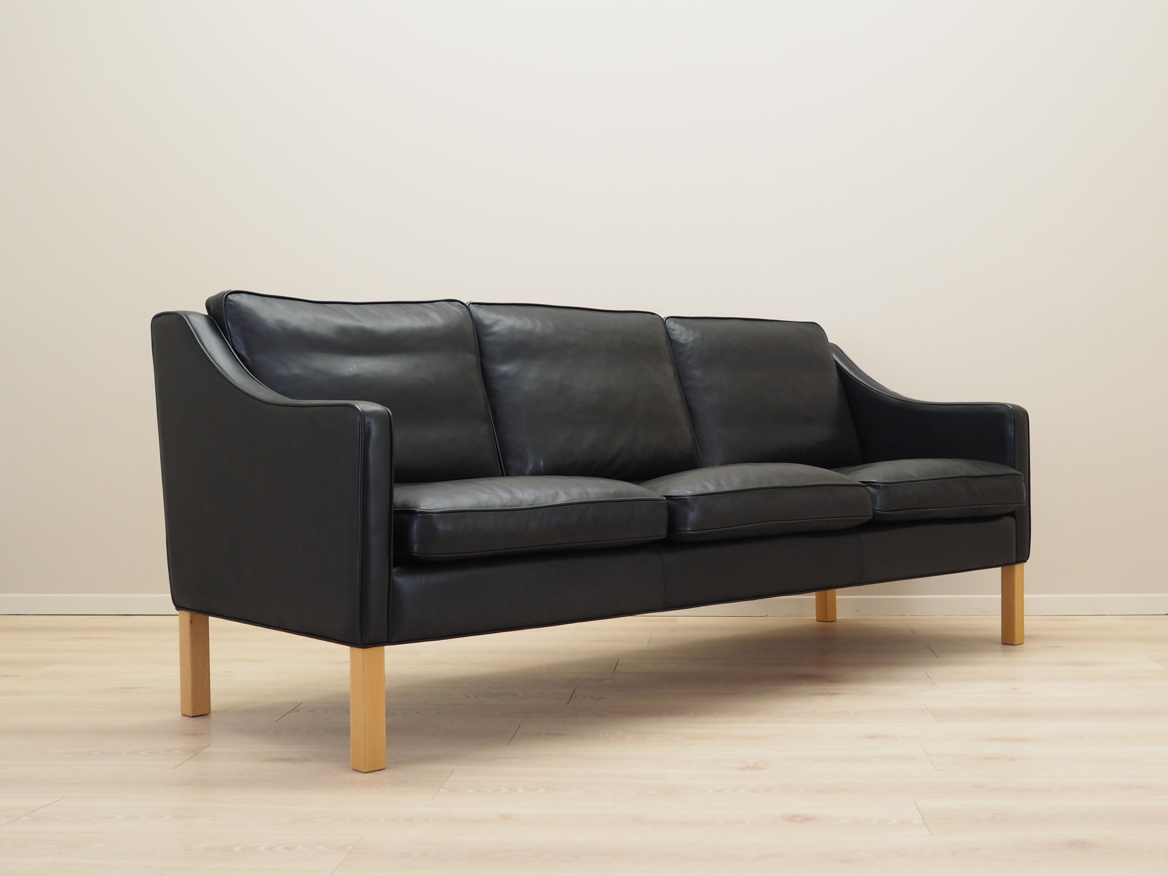 Black_leather_sofa,_Danish_design,_1970s,_manufacture:_Hurup_Møbelfabrik