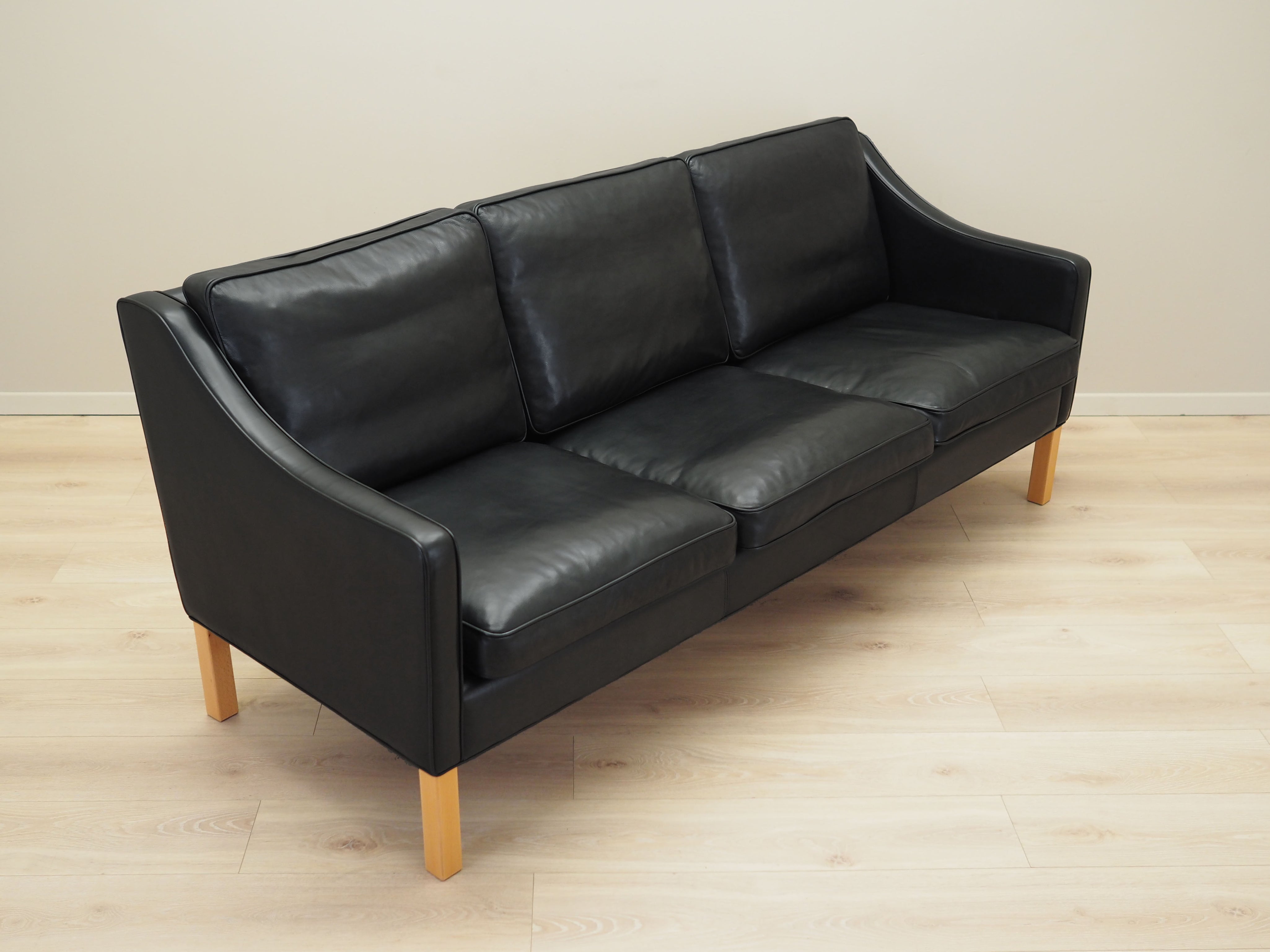 Black_leather_sofa,_Danish_design,_1970s,_manufacture:_Hurup_Møbelfabrik