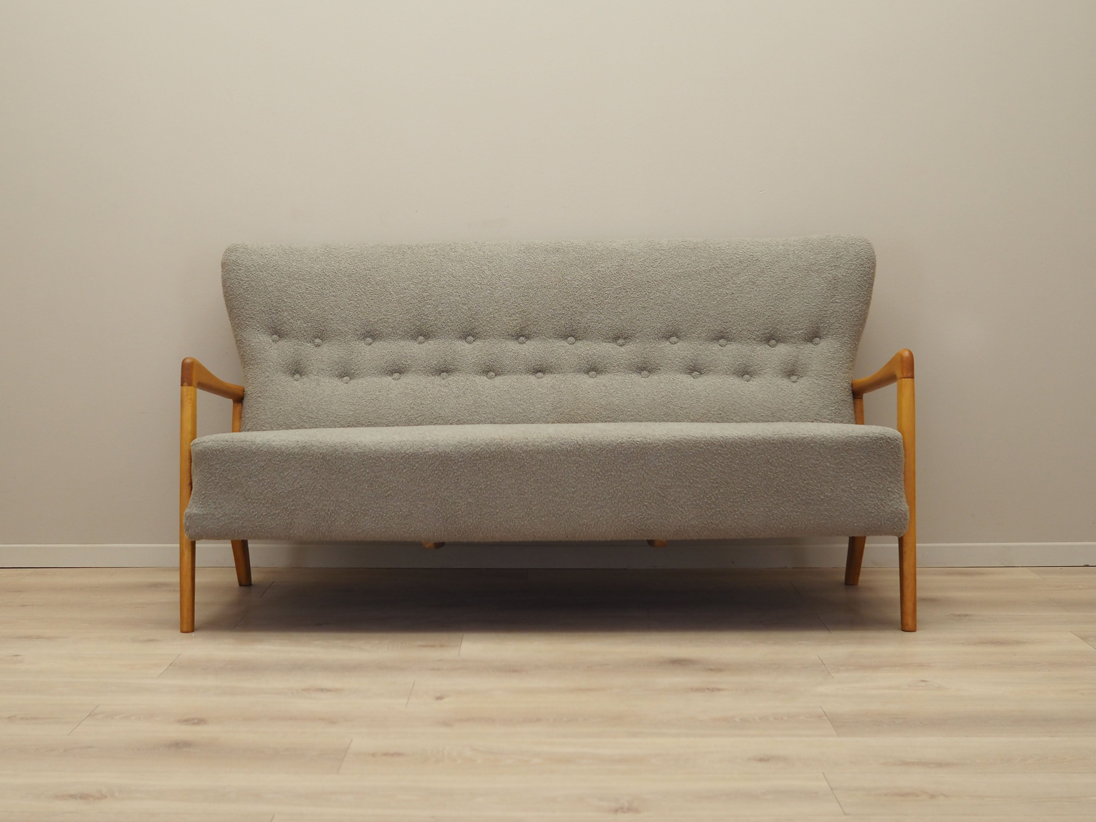 Beech_sofa,_Danish_design,_1960s,_designer:_Soren_Hansen,_manufacturer:_Fritz_Hansen