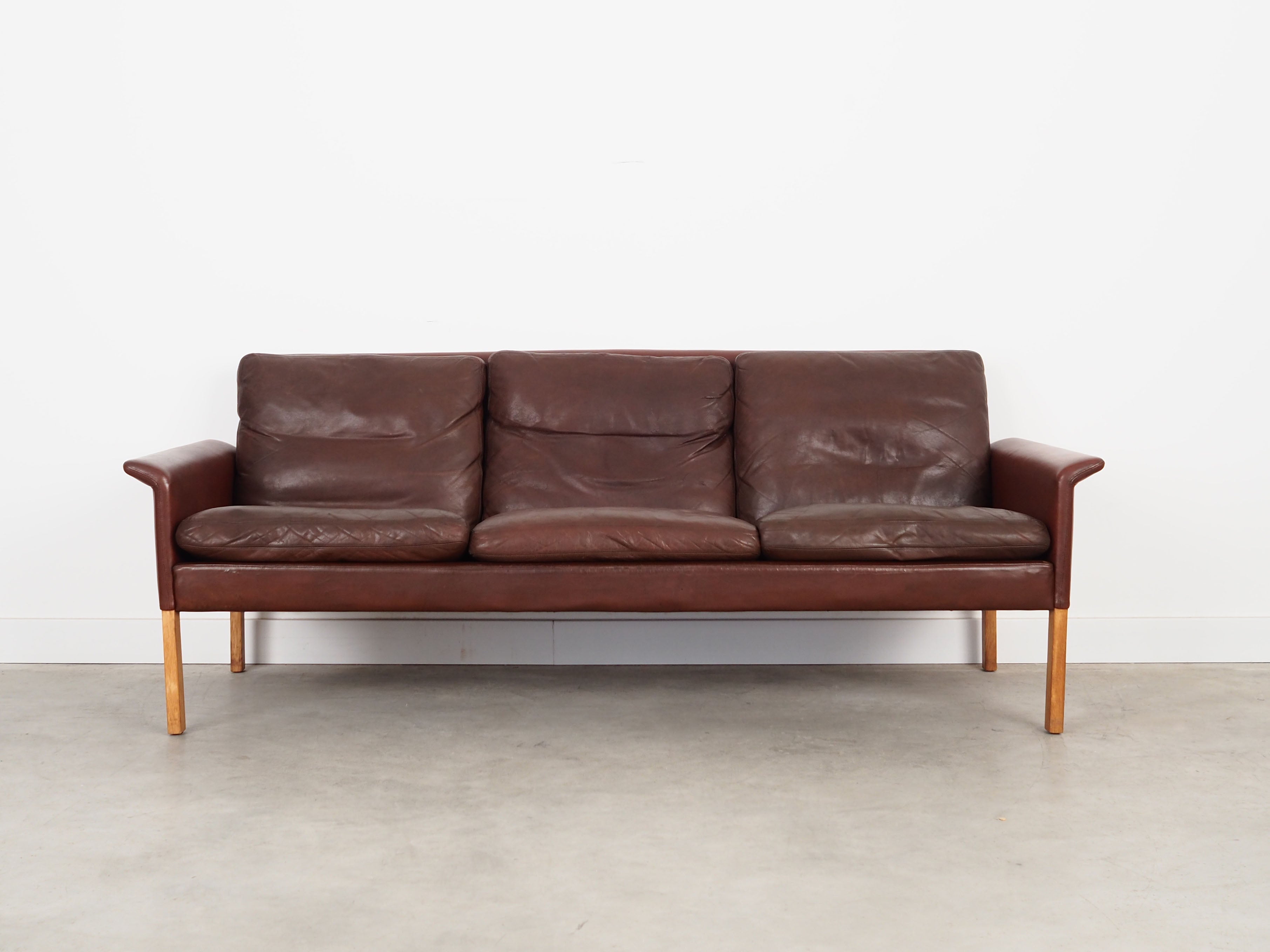 Brown_leather_sofa,_Danish_design,_1960s,_designer:_Hans_Olsen,_production:_CS_Møbler