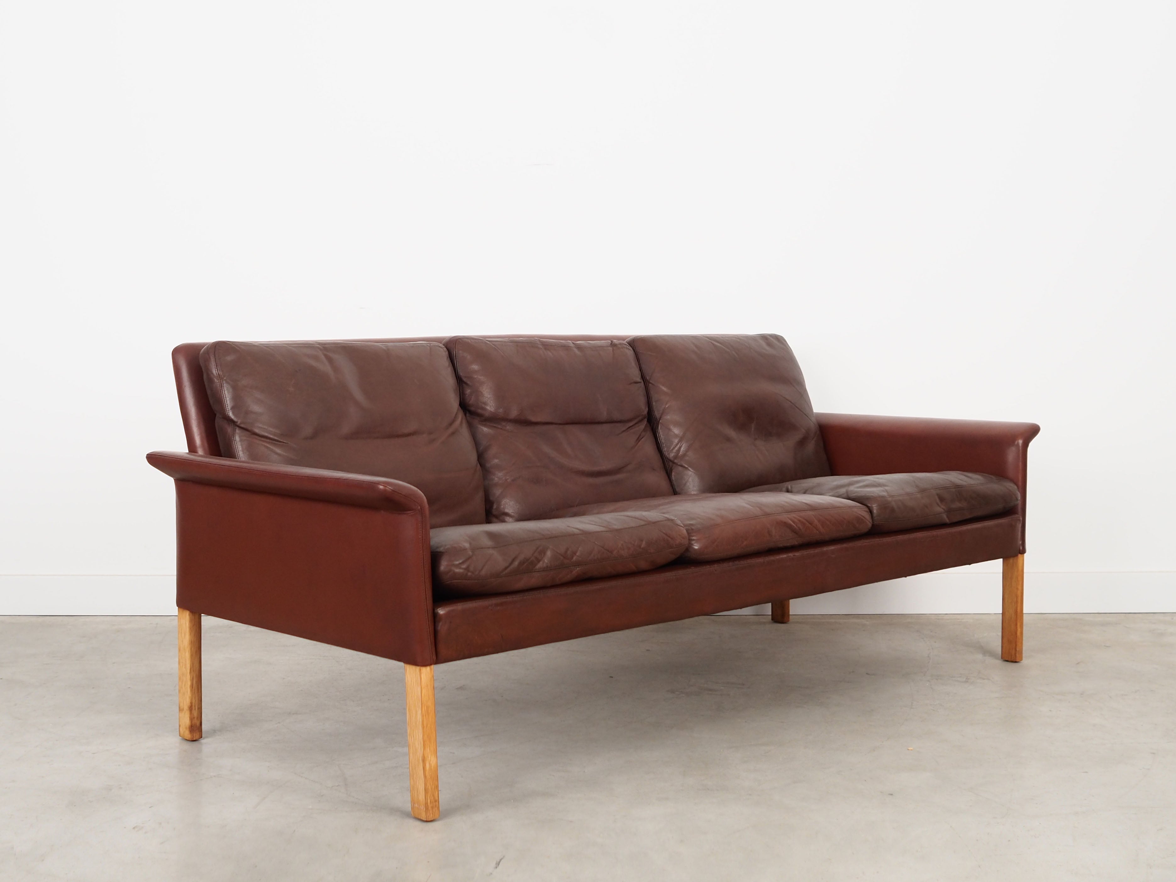 Brown_leather_sofa,_Danish_design,_1960s,_designer:_Hans_Olsen,_production:_CS_Møbler