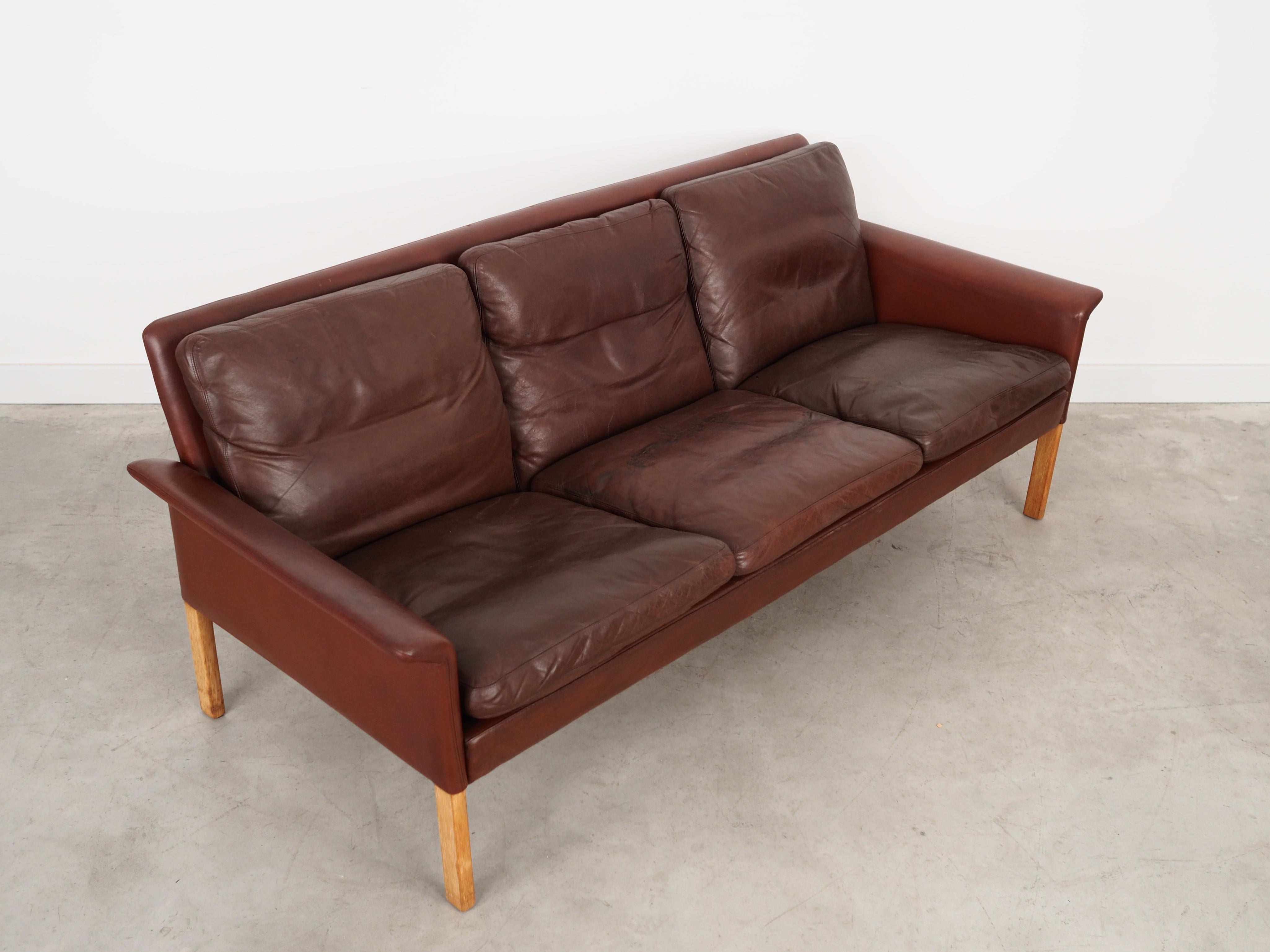 Brown_leather_sofa,_Danish_design,_1960s,_designer:_Hans_Olsen,_production:_CS_Møbler