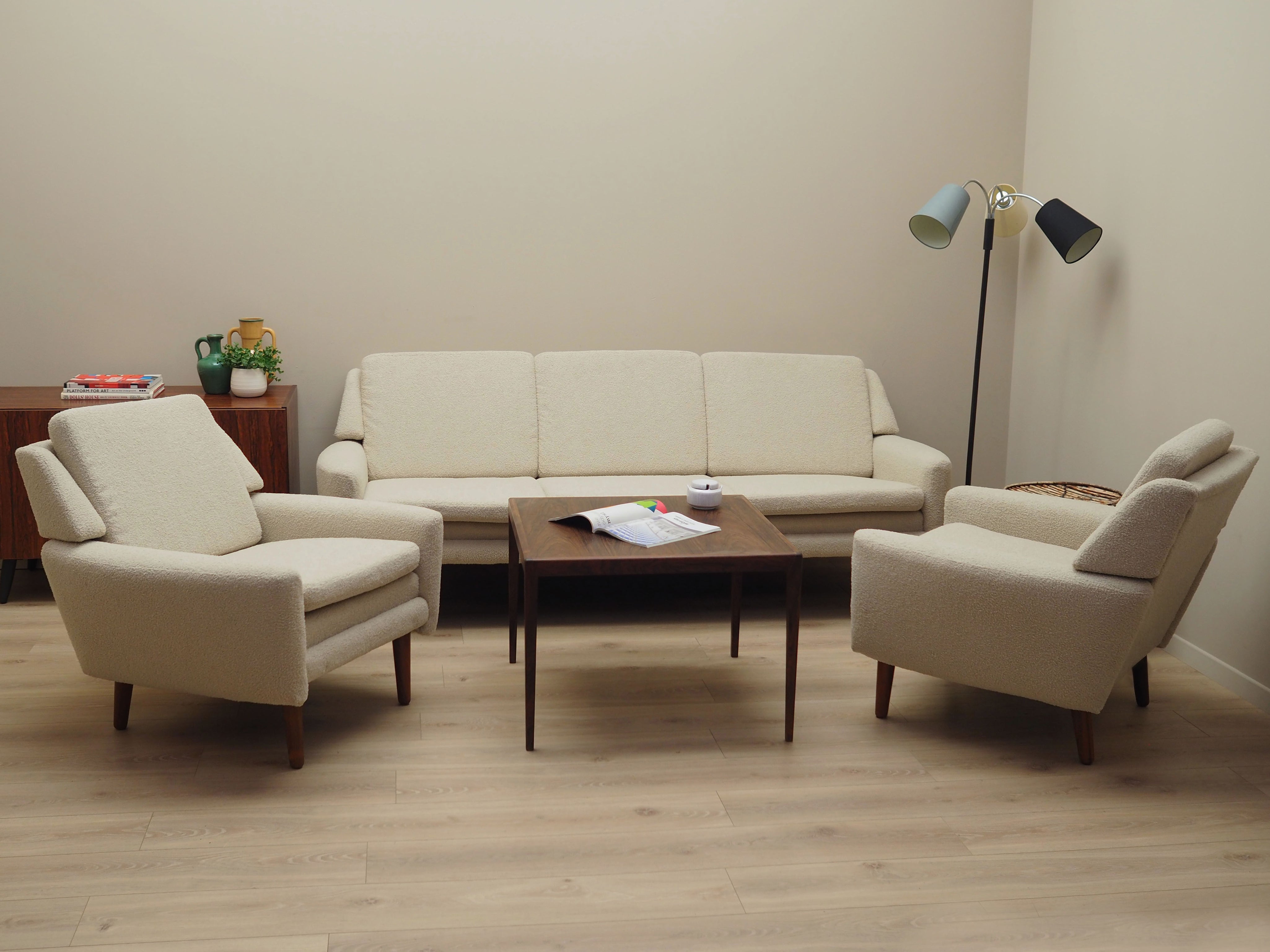 Cream_sofa,_Danish_design,_1970s,_production:_Denmark