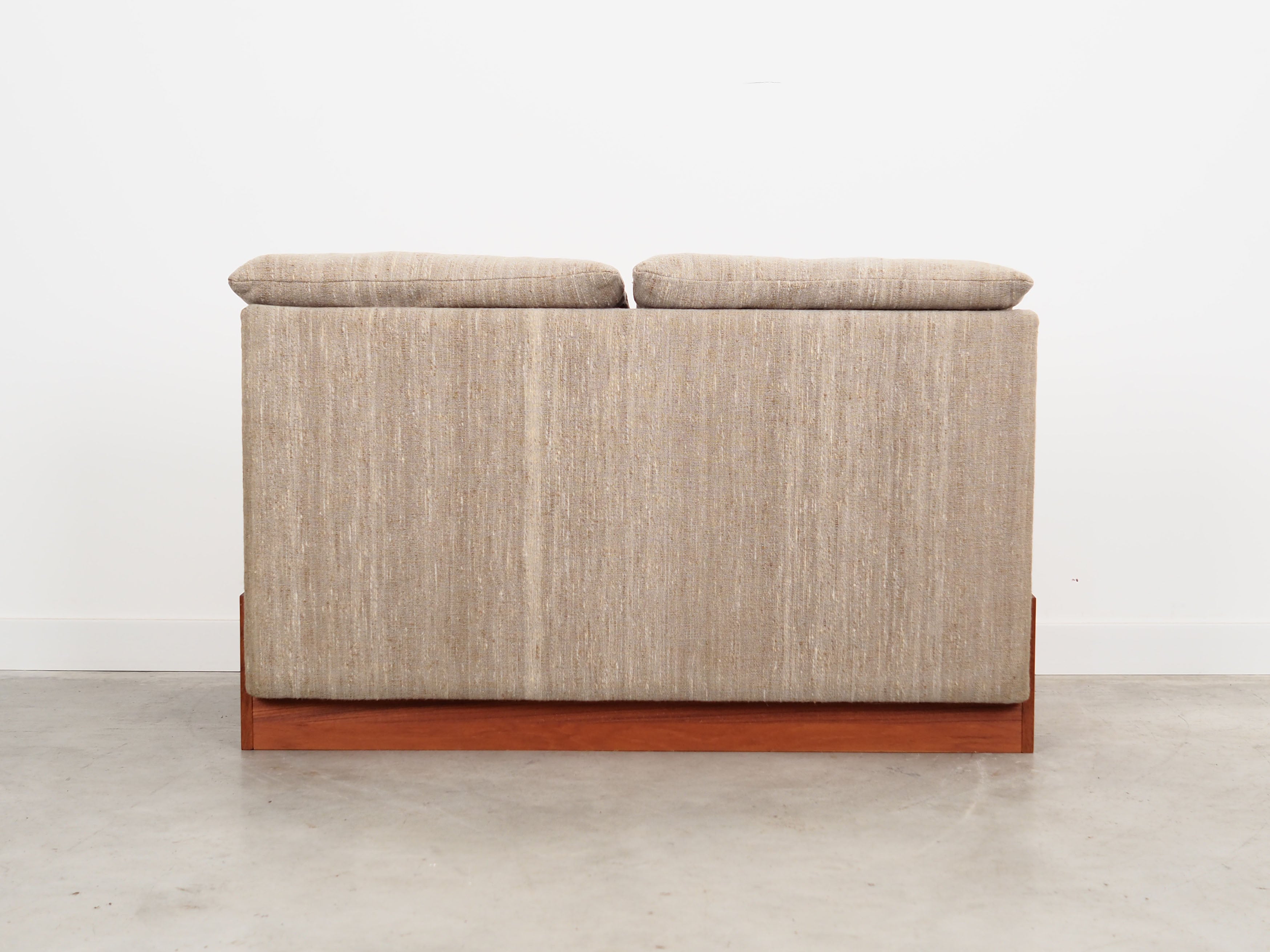 Teak_sofa,_Danish_design,_1970s,_production:_Denmark