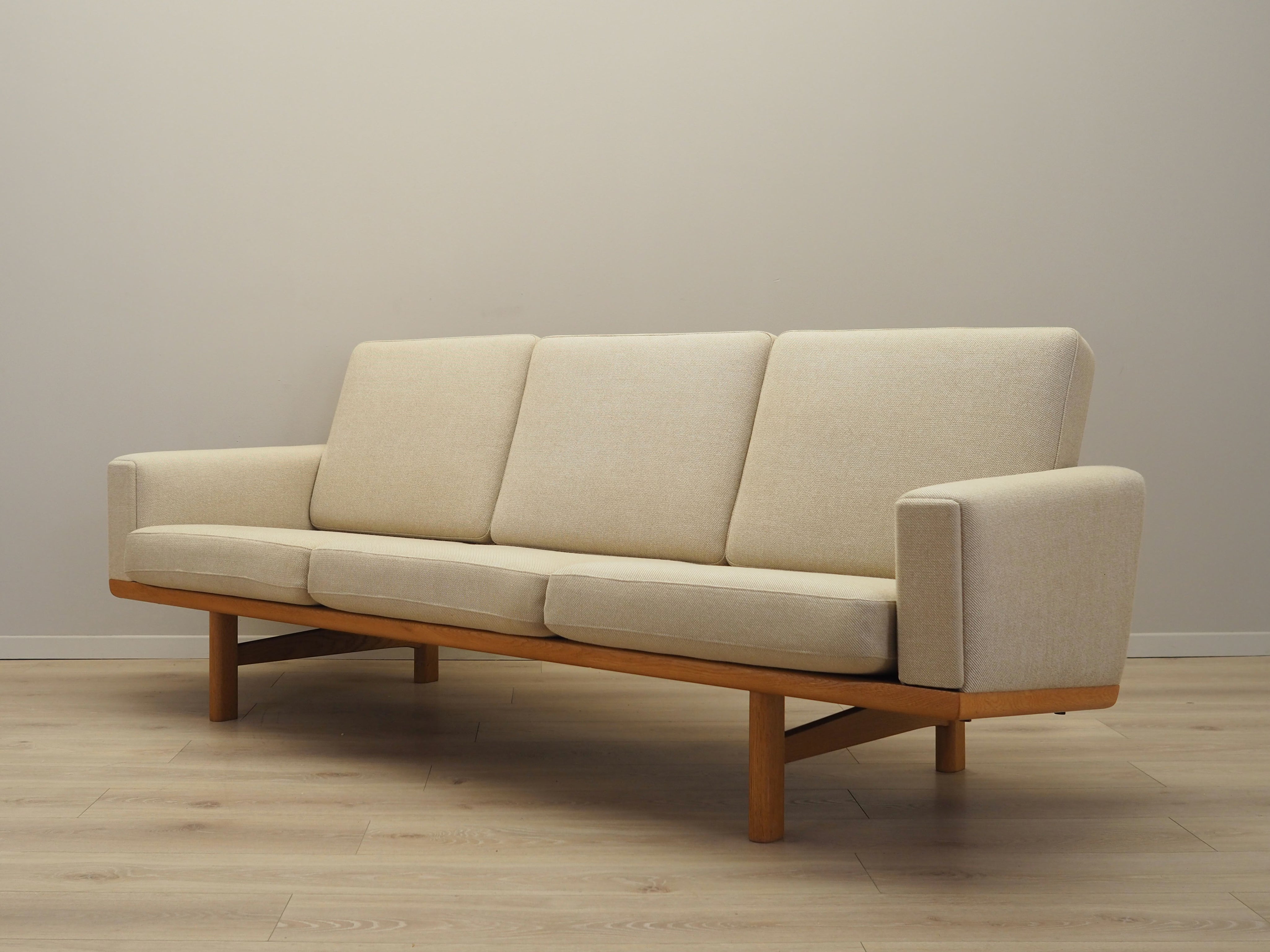 Oak_sofa,_Danish_design,_1960s,_designer:_Hans_J._Wegner
