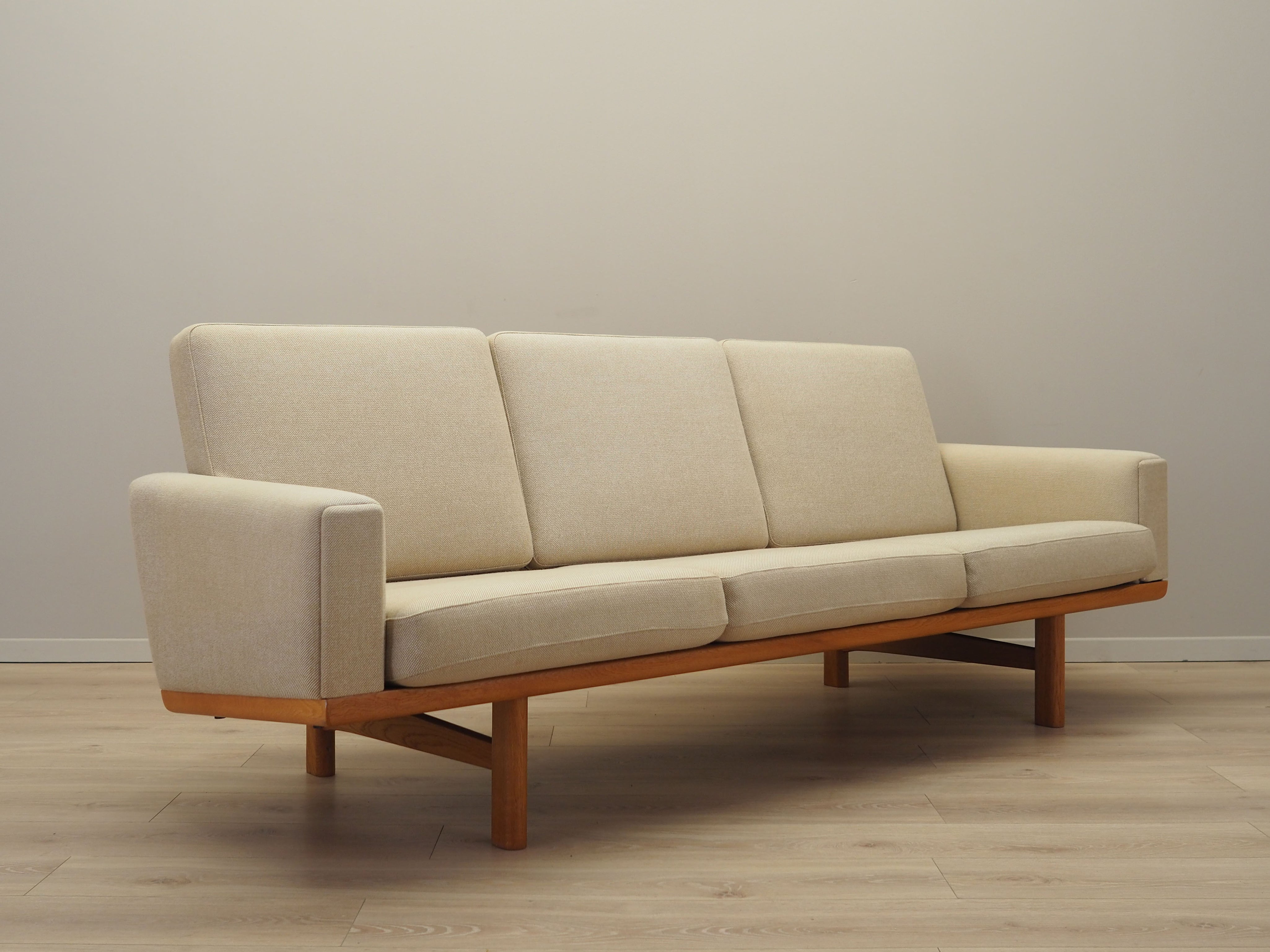 Oak_sofa,_Danish_design,_1960s,_designer:_Hans_J._Wegner