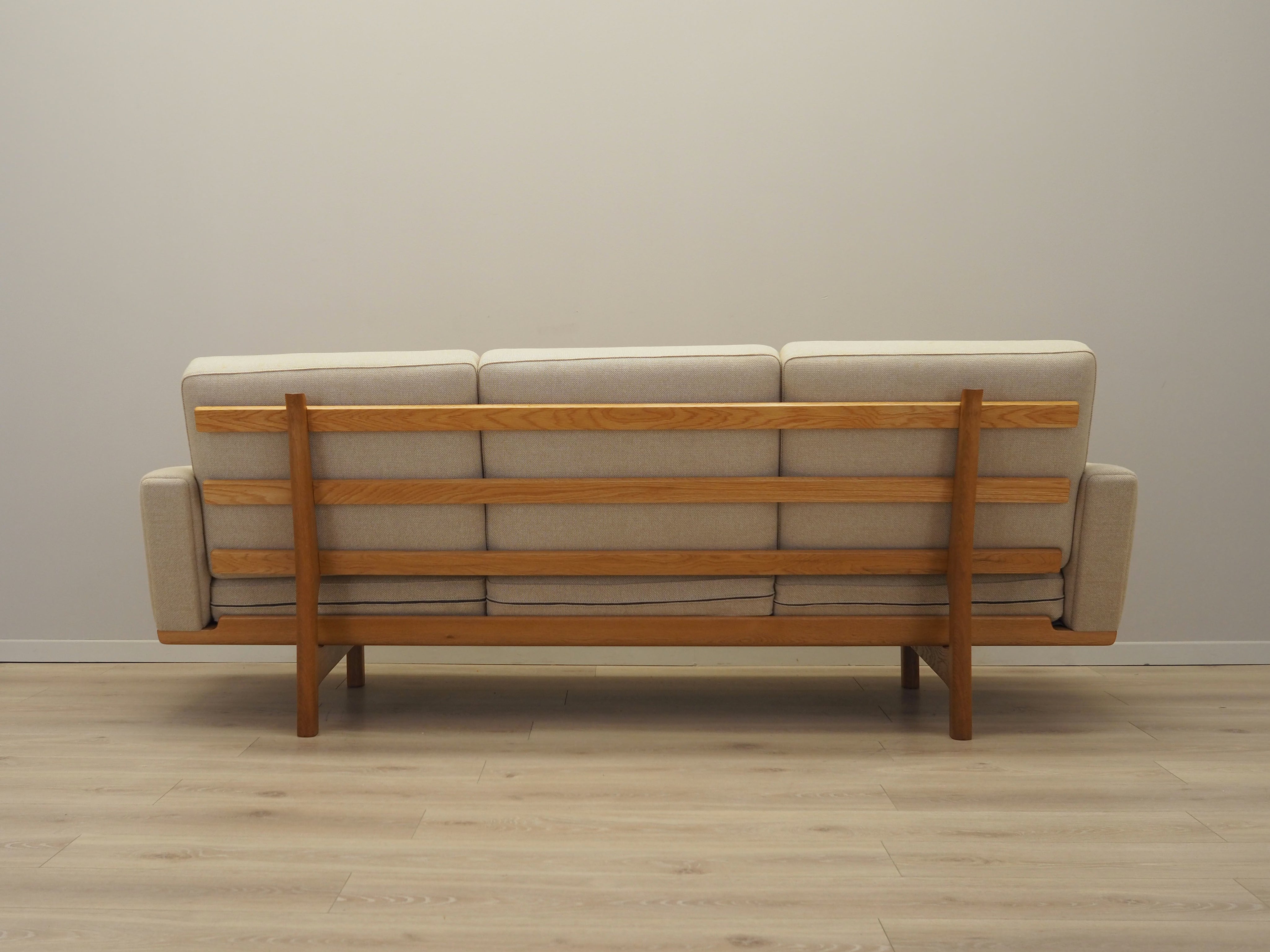 Oak_sofa,_Danish_design,_1960s,_designer:_Hans_J._Wegner