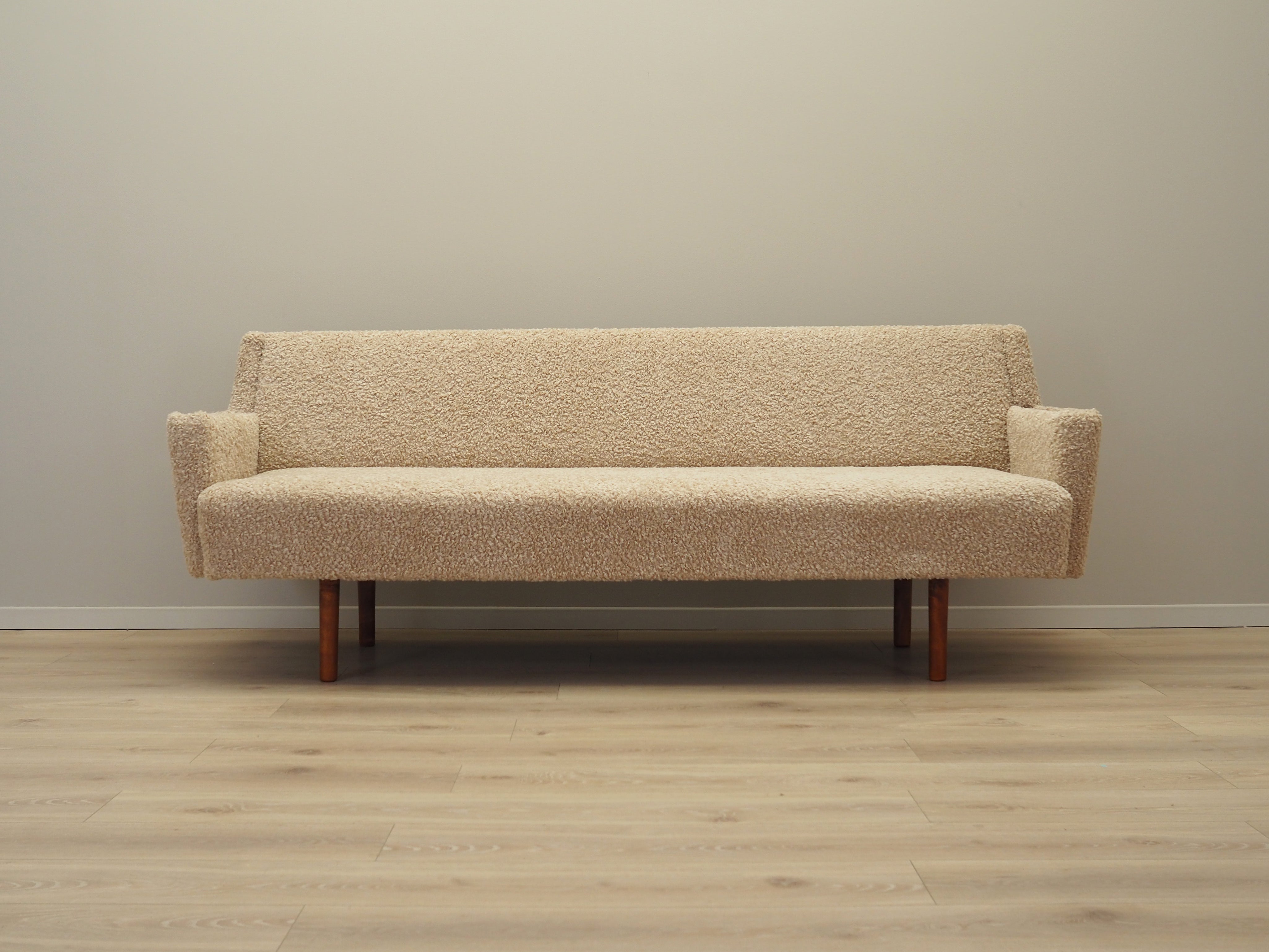 Beige_sofa,_Danish_design,_1970s,_production:_Denmark