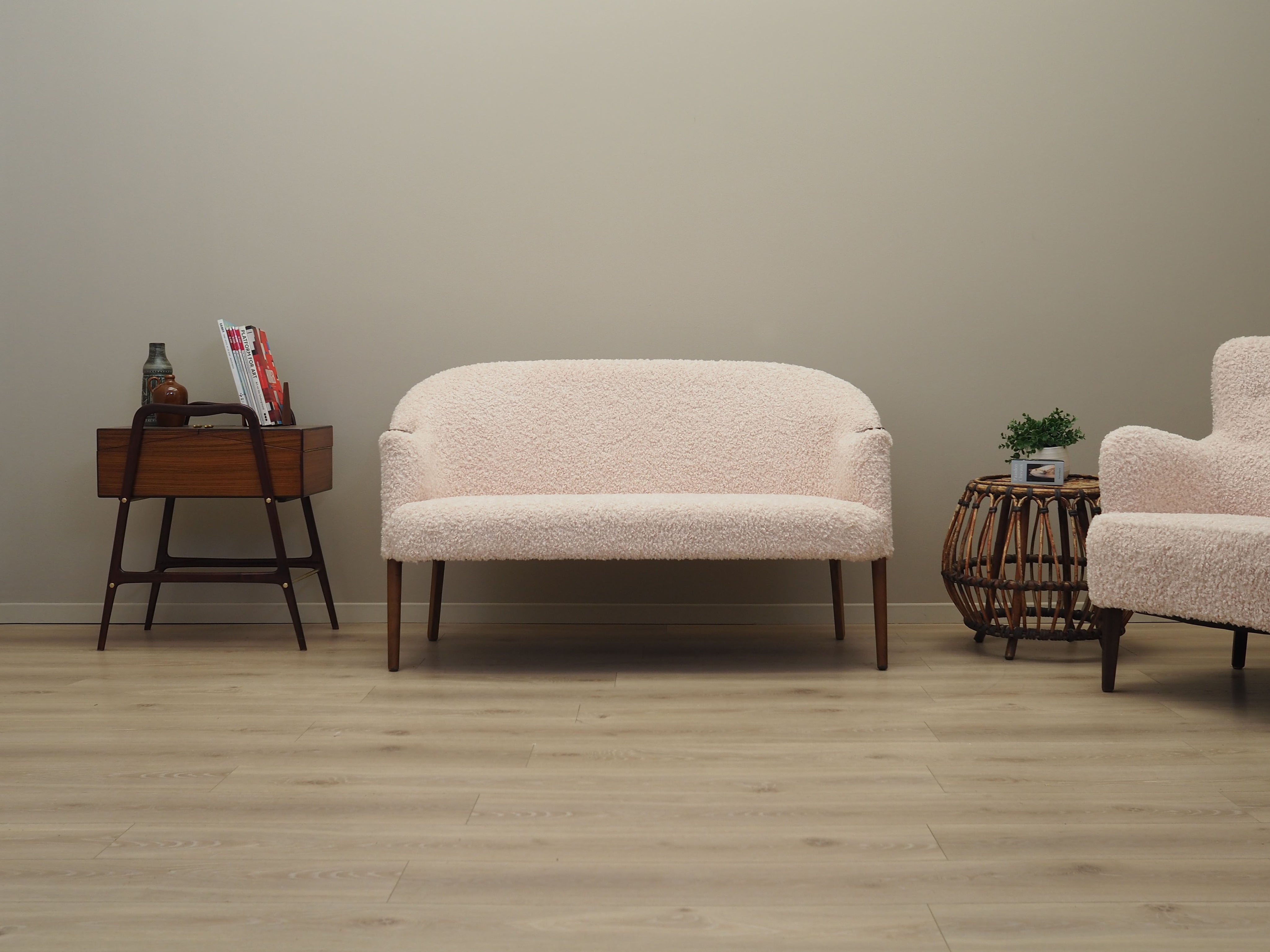 Cream_sofa,_Danish_design,_1970s,_production:_Denmark