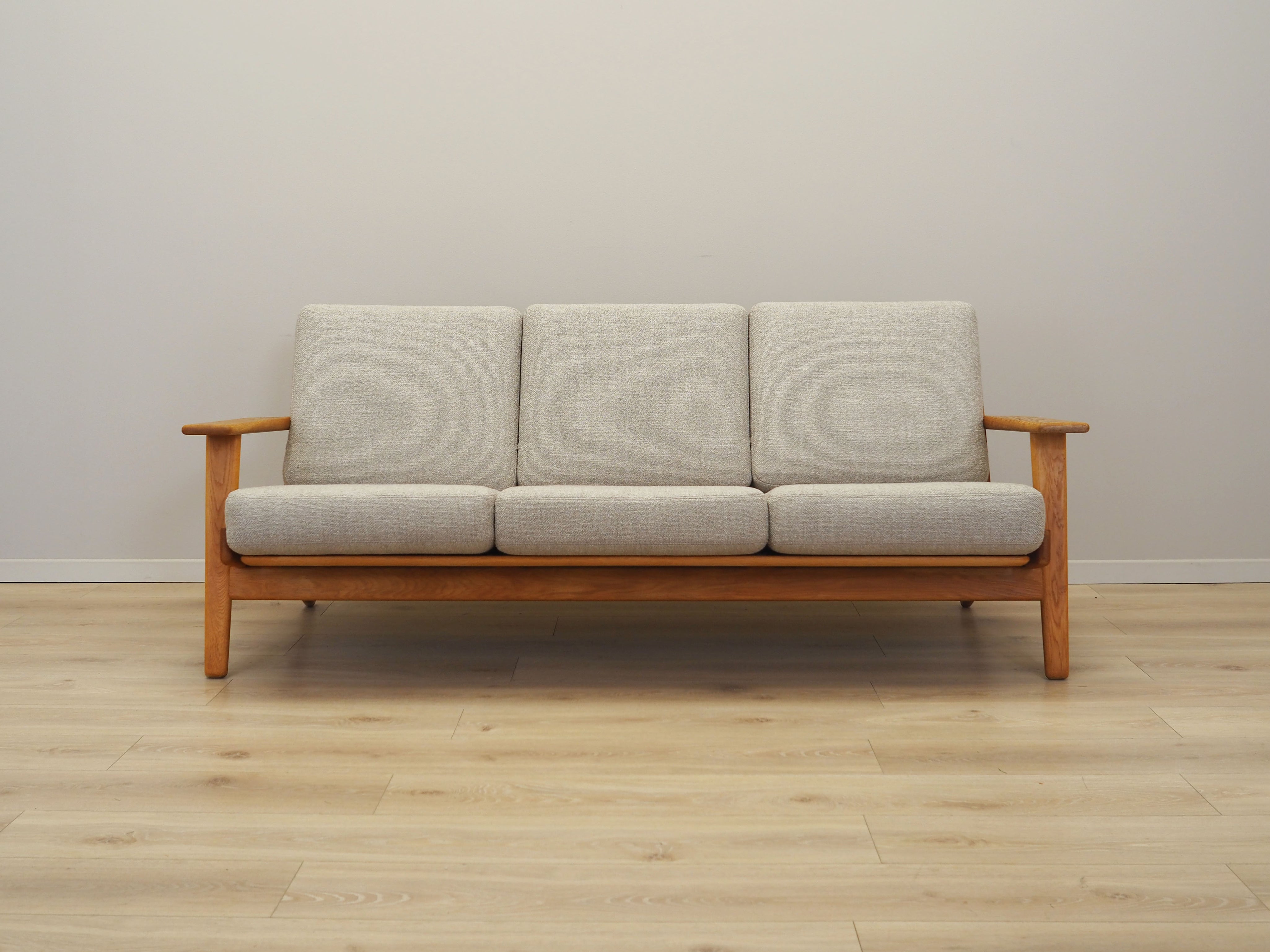 Oak_sofa,_Danish_design,_1960s,_designer:_Hans_J._Wegner,_manufacturer:_Getama