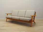 Oak_sofa,_Danish_design,_1960s,_designer:_Hans_J._Wegner,_manufacturer:_Getama