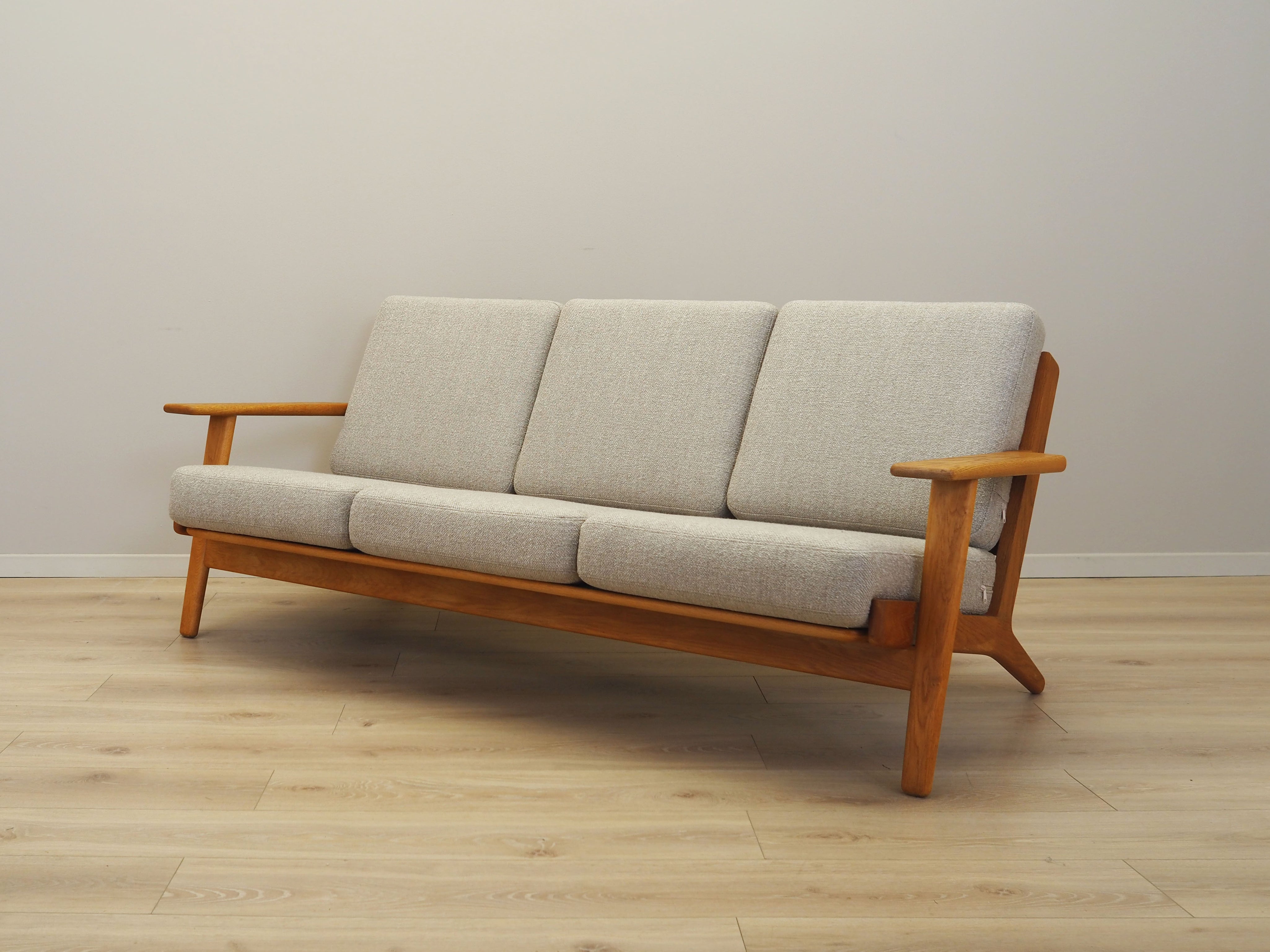 Oak_sofa,_Danish_design,_1960s,_designer:_Hans_J._Wegner,_manufacturer:_Getama