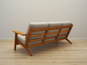 Oak_sofa,_Danish_design,_1960s,_designer:_Hans_J._Wegner,_manufacturer:_Getama