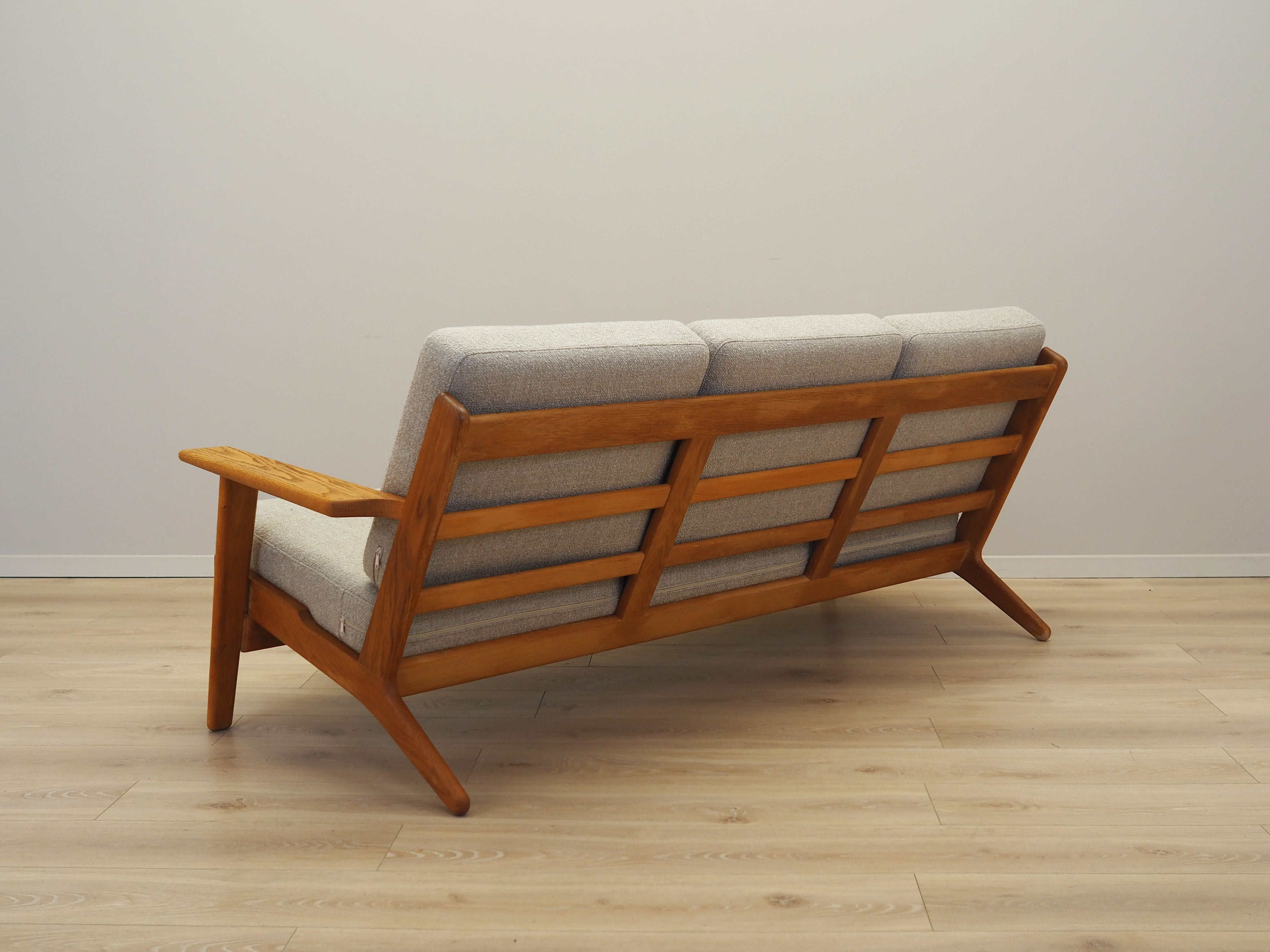 Oak_sofa,_Danish_design,_1960s,_designer:_Hans_J._Wegner,_manufacturer:_Getama