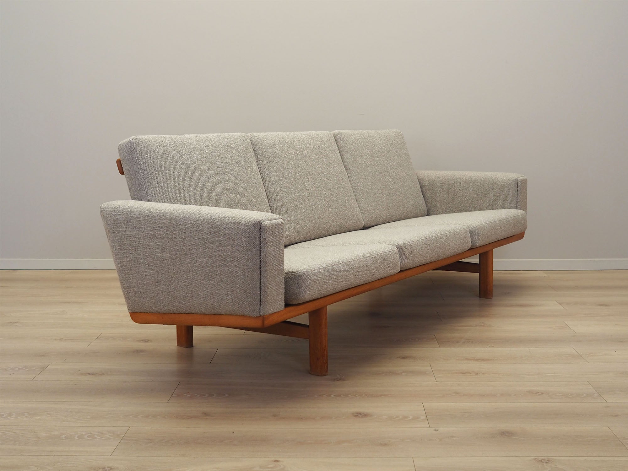 Ash_sofa,_1960s,_Danish_design,_designer:_Hans._J._Wegner,_production:_Getama