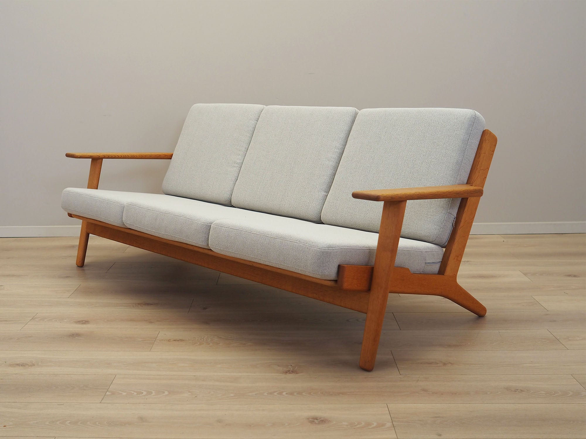 Oak_sofa,_Danish_design,_1960s,_designer:_Hans_J._Wegner,_manufacturer:_Getama