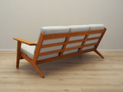 Oak_sofa,_Danish_design,_1960s,_designer:_Hans_J._Wegner,_manufacturer:_Getama