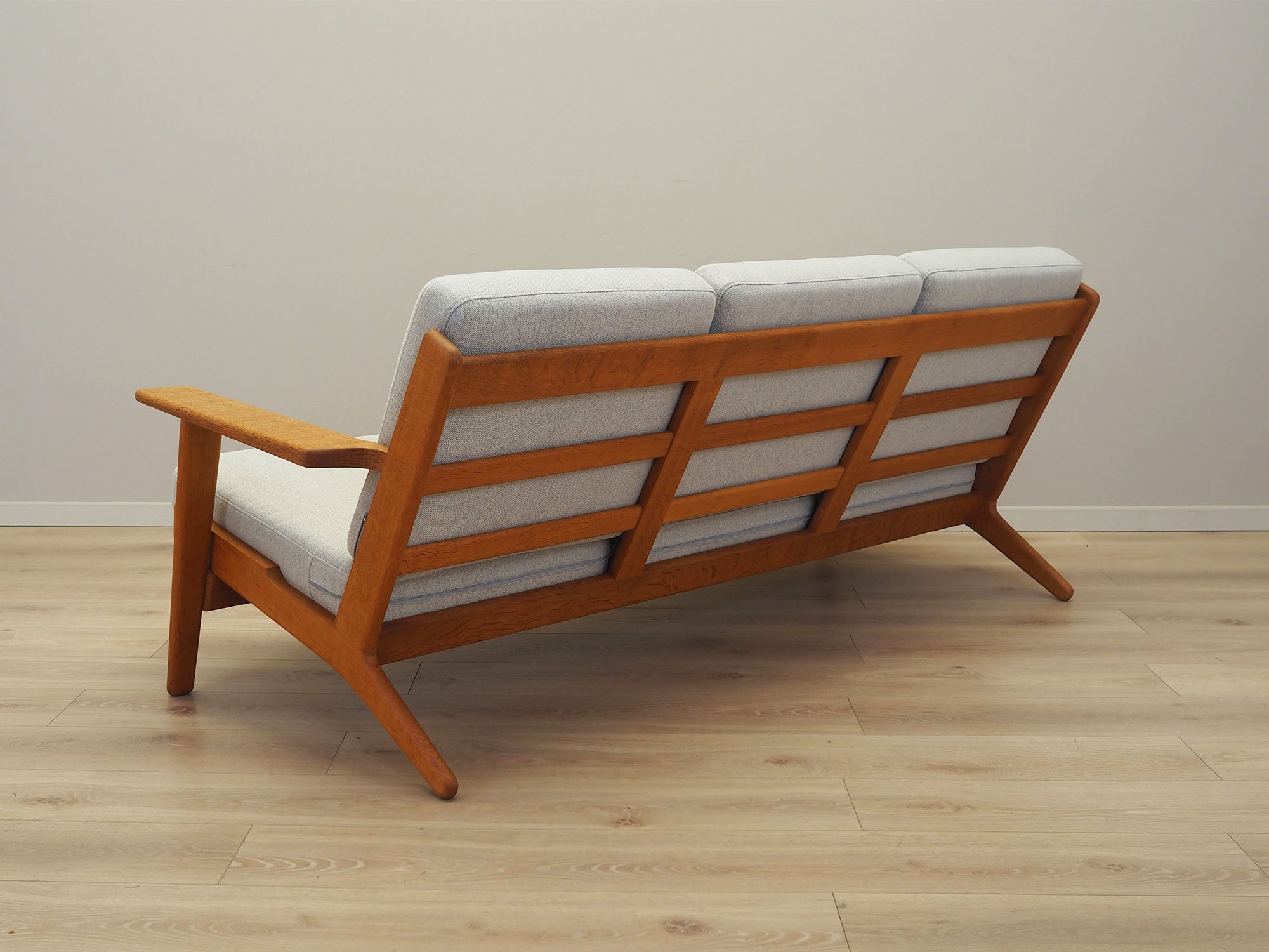 Oak_sofa,_Danish_design,_1960s,_designer:_Hans_J._Wegner,_manufacturer:_Getama