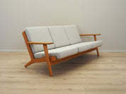 Oak_sofa,_Danish_design,_1960s,_designer:_Hans_J._Wegner,_manufacturer:_Getama