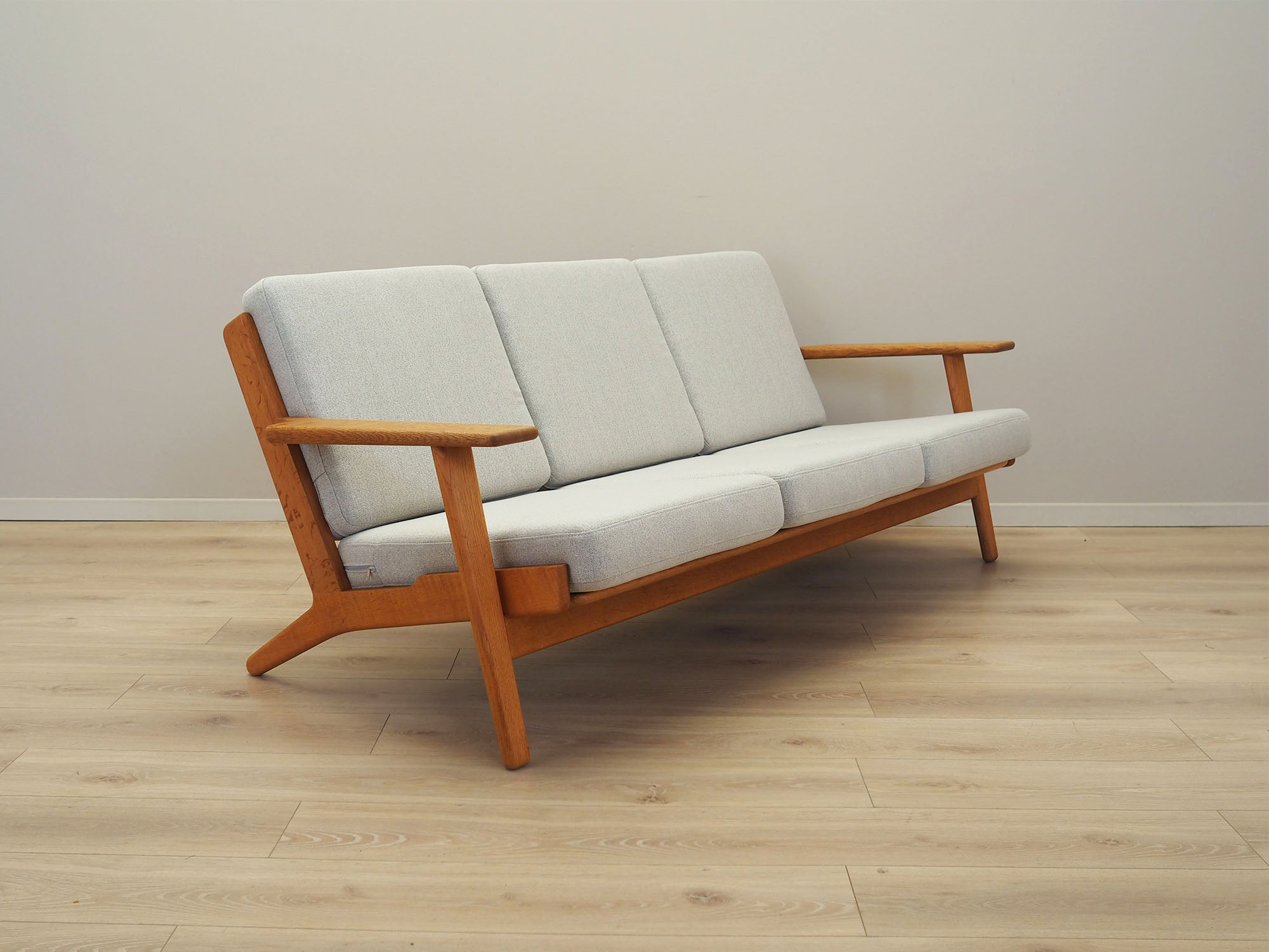 Oak_sofa,_Danish_design,_1960s,_designer:_Hans_J._Wegner,_manufacturer:_Getama