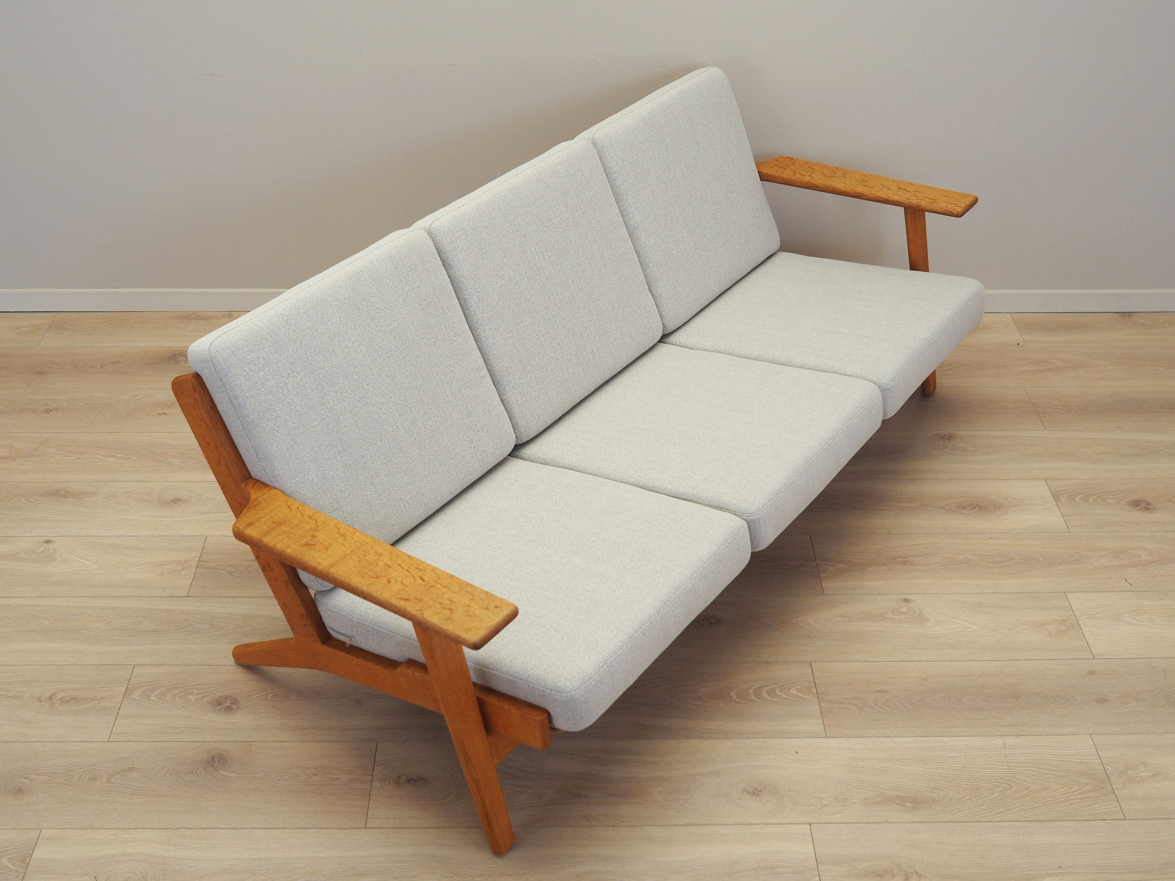 Oak_sofa,_Danish_design,_1960s,_designer:_Hans_J._Wegner,_manufacturer:_Getama