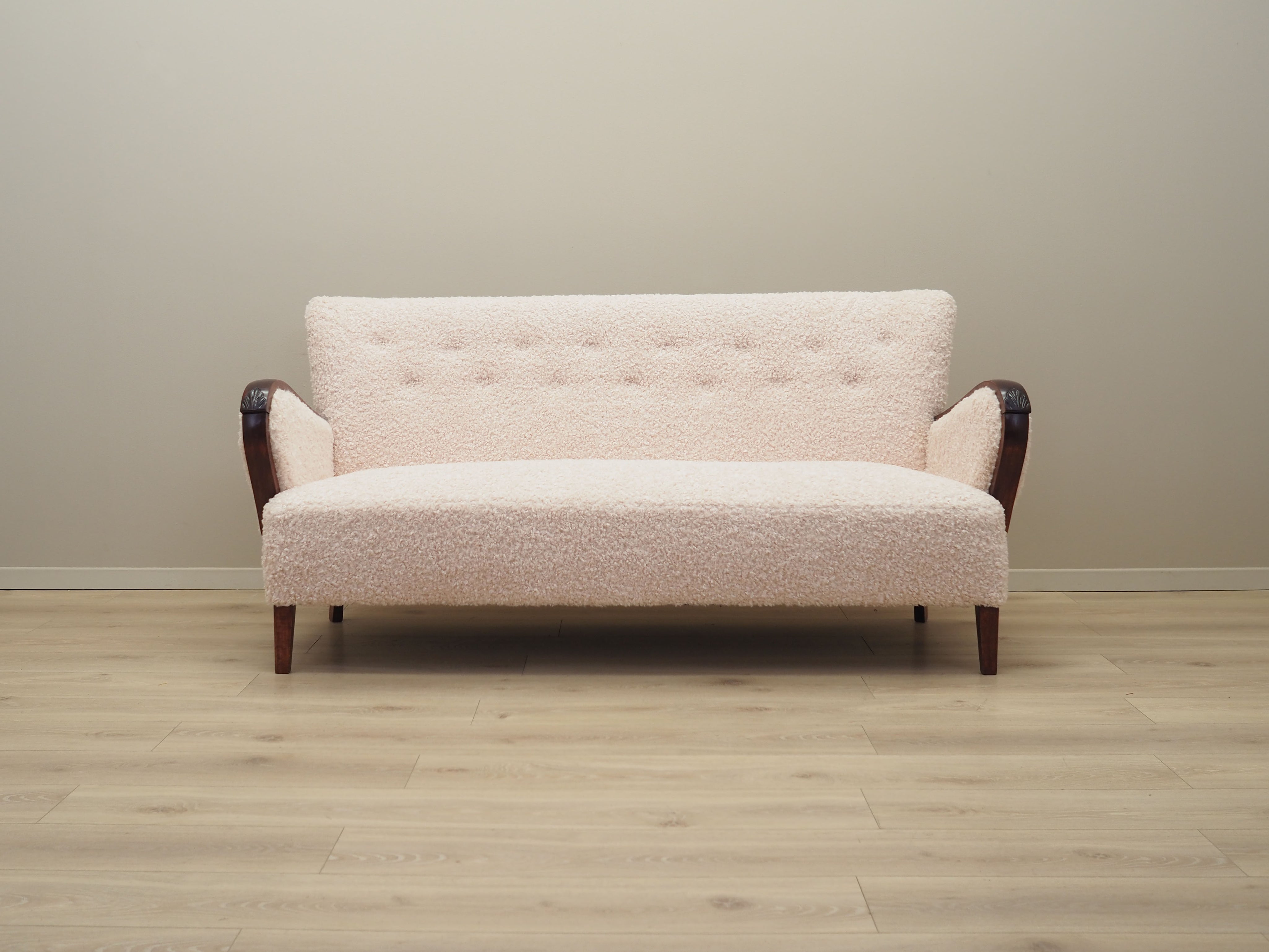 Beech_sofa,_Danish_design,_1960s,_production:_Denmark