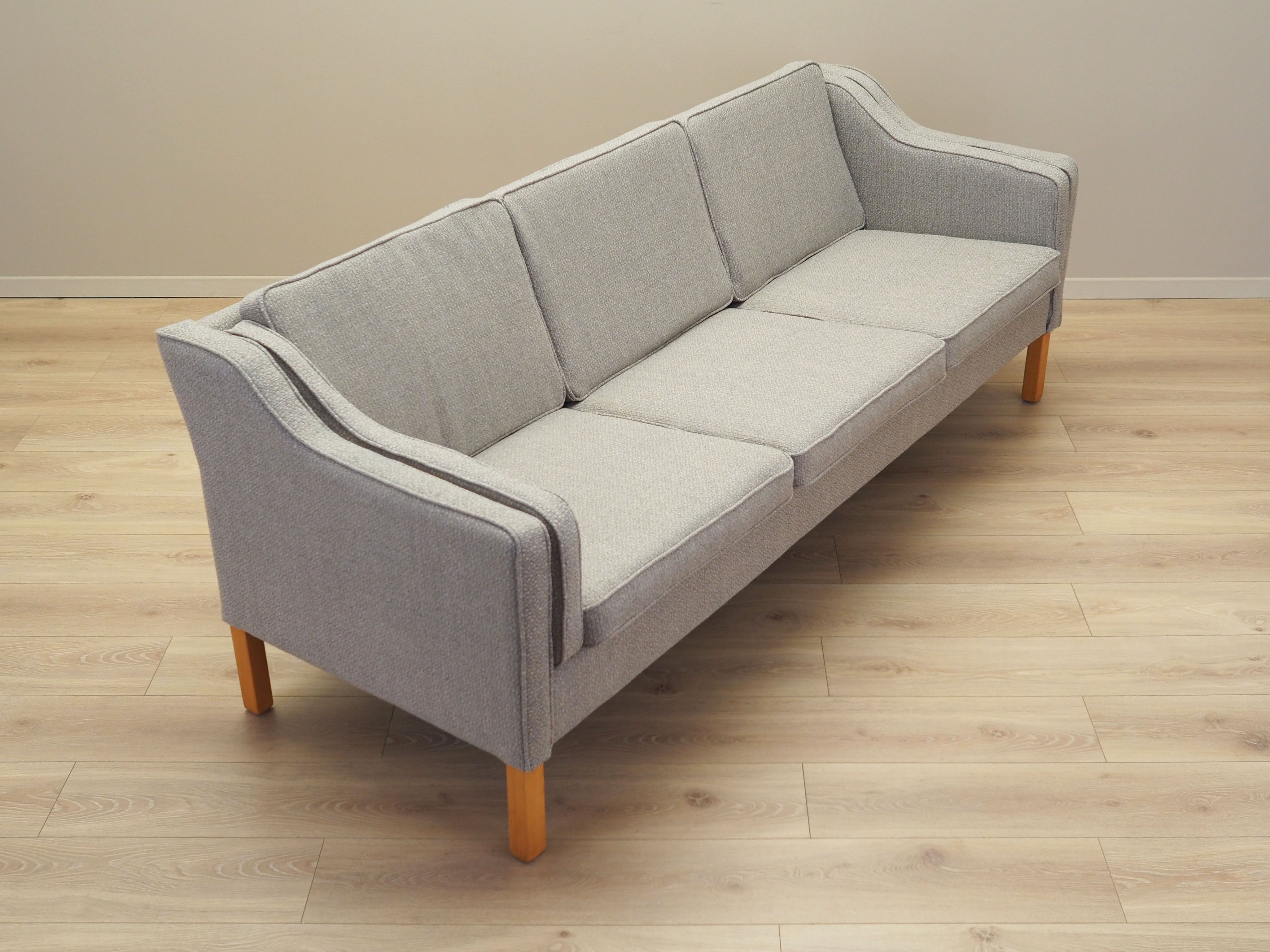 Beech_sofa,_Danish_design,_1970s,_production:_Denmark