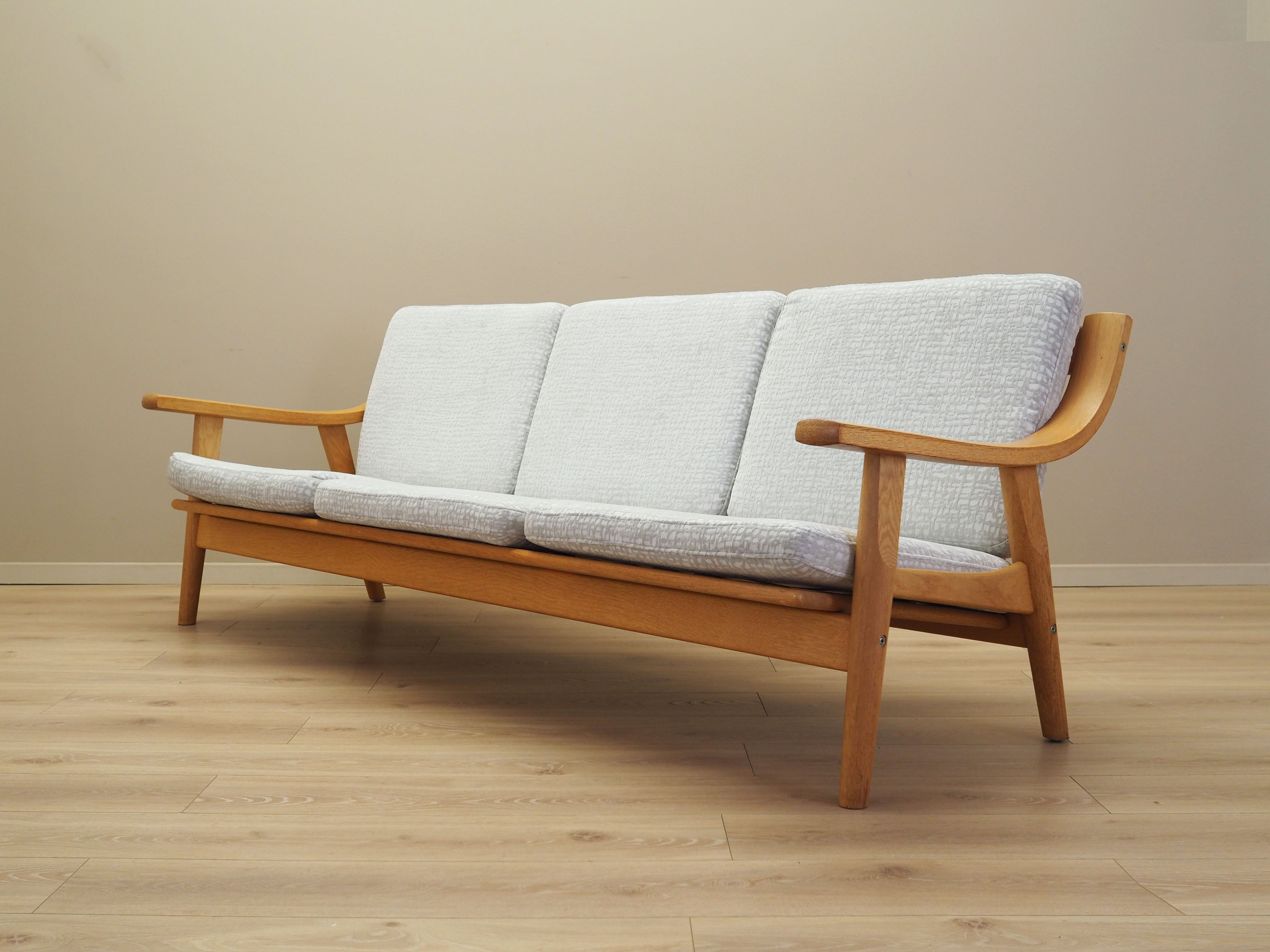 Oak_sofa,_Danish_design,_1960s,_designer:_Hans_J._Wegner,_manufacturer:_Getama