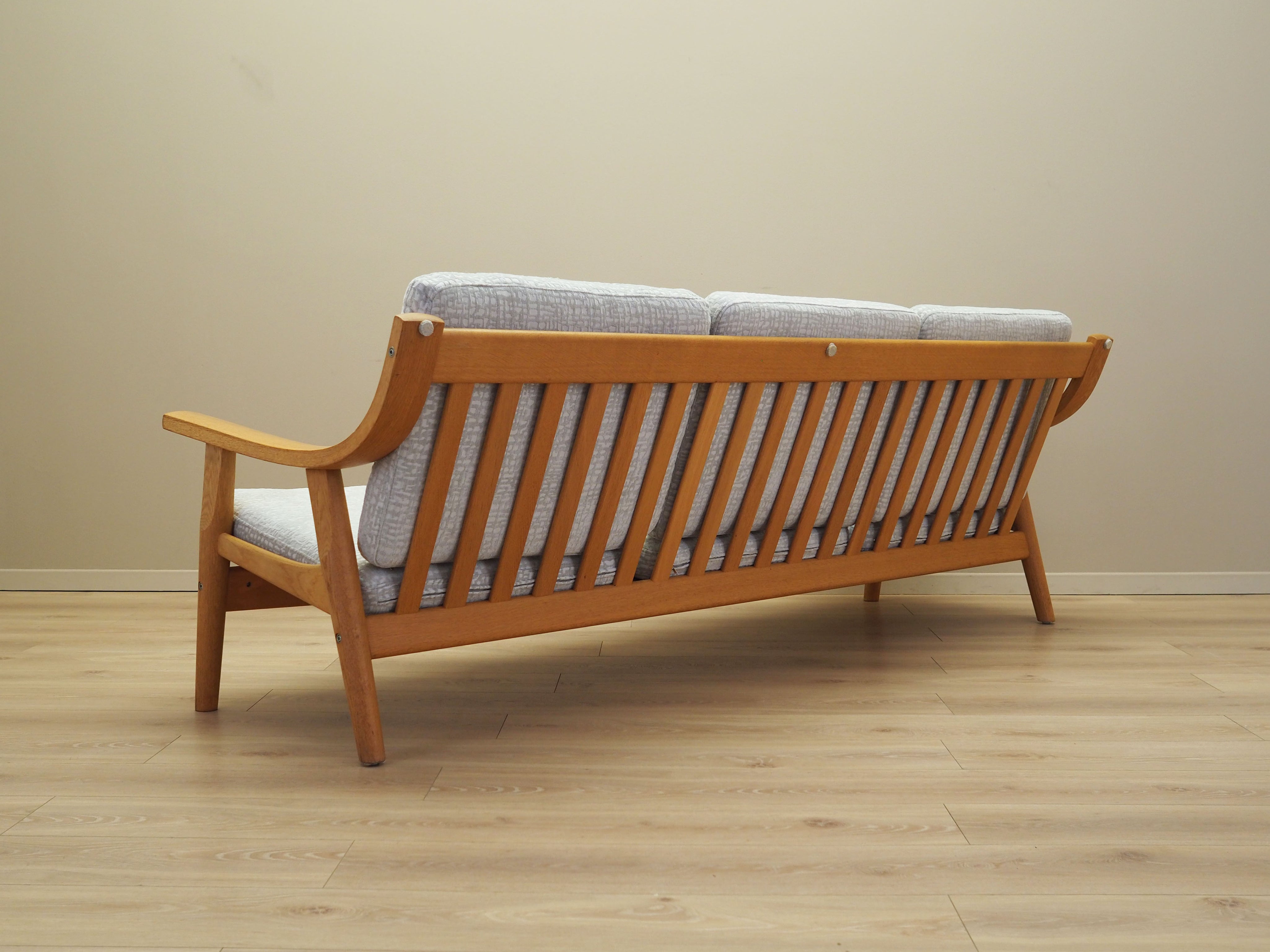 Oak_sofa,_Danish_design,_1960s,_designer:_Hans_J._Wegner,_manufacturer:_Getama