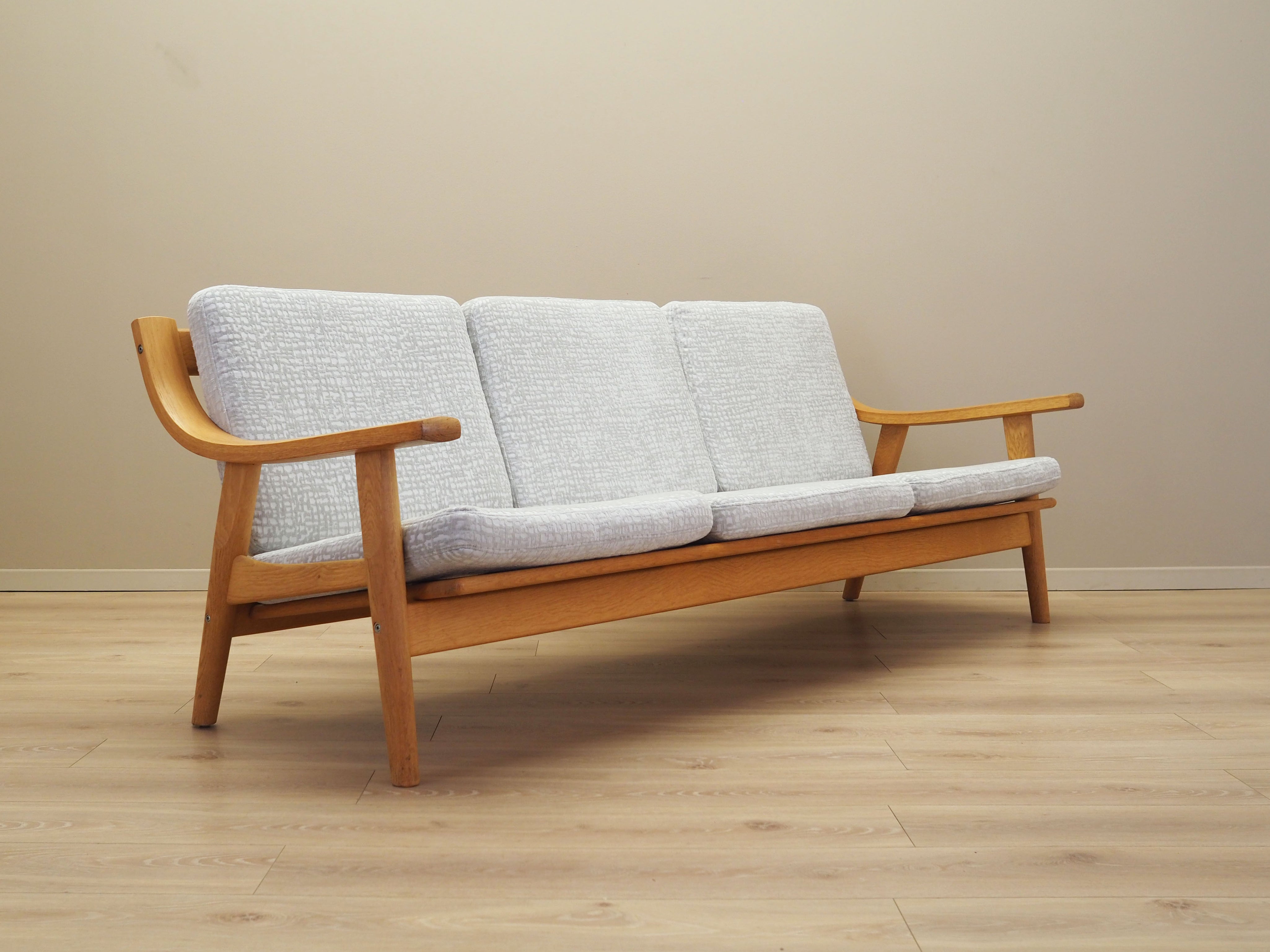Oak_sofa,_Danish_design,_1960s,_designer:_Hans_J._Wegner,_manufacturer:_Getama