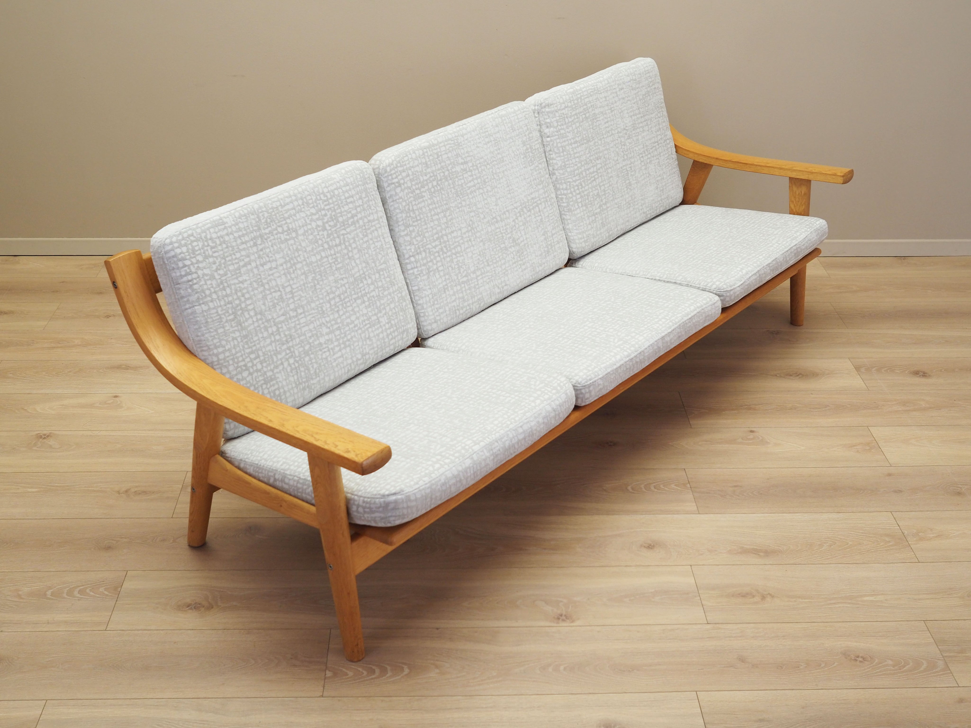 Oak_sofa,_Danish_design,_1960s,_designer:_Hans_J._Wegner,_manufacturer:_Getama