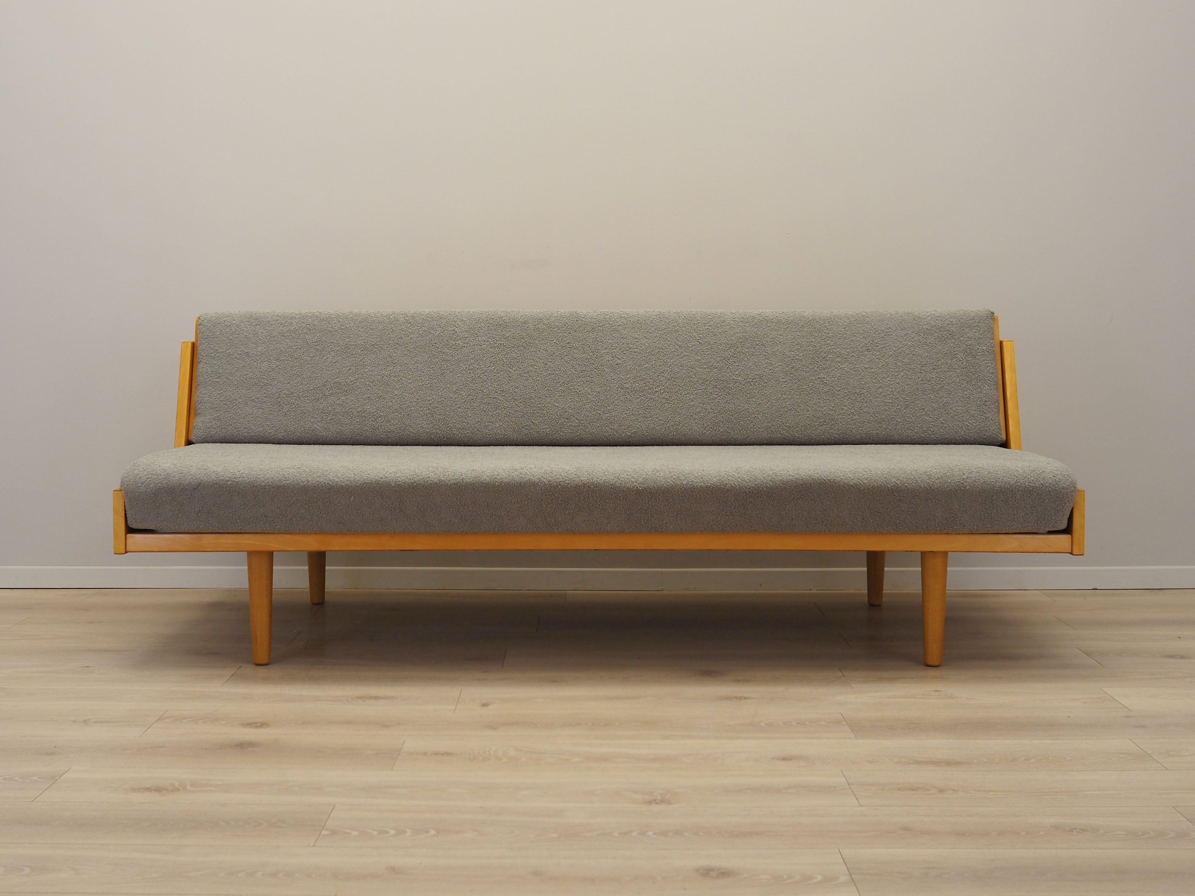 Beech_sofa,_Danish_design,_1960s,_designer:_Hans._J._Wegner,_manufacture:_Getama